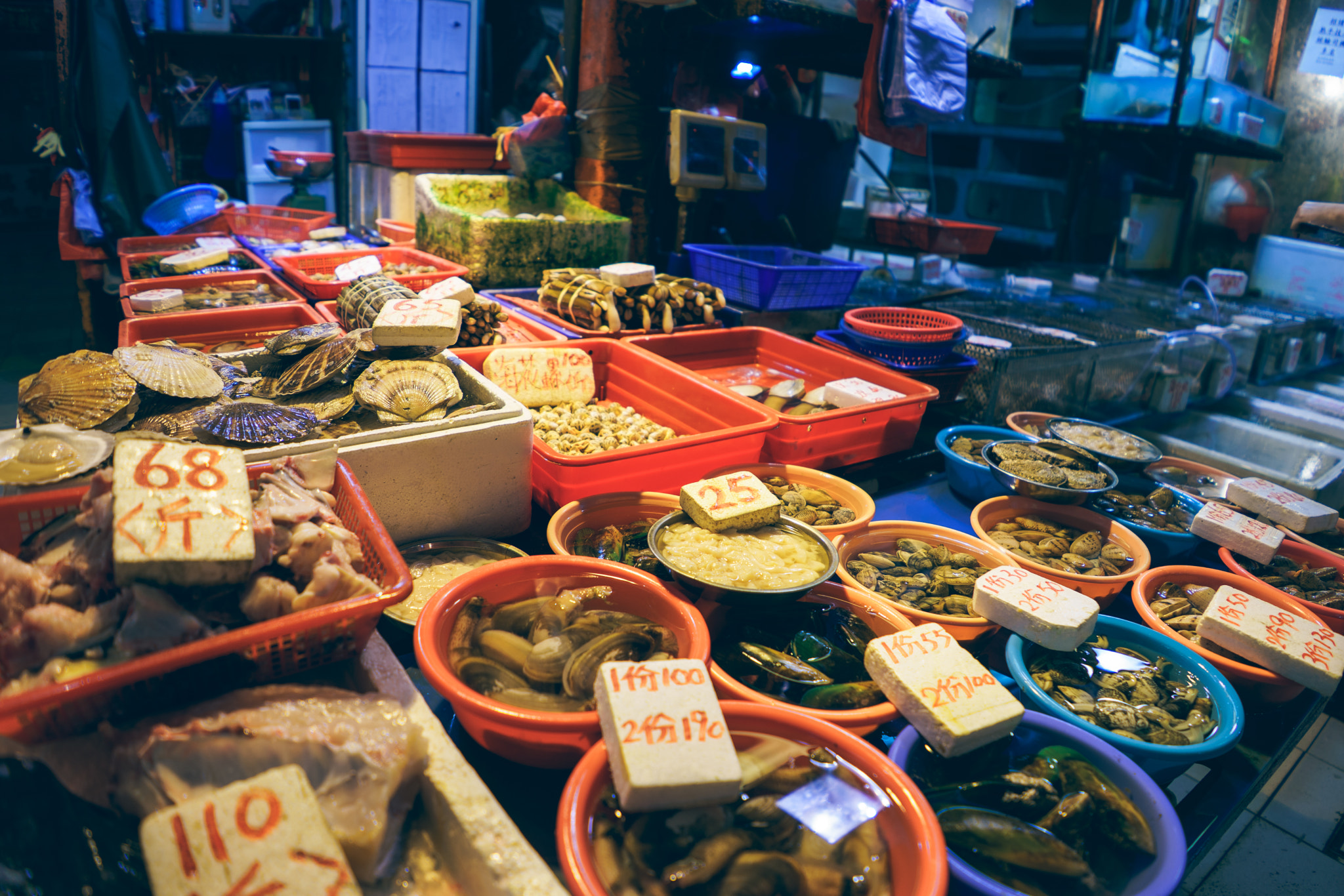 Sony a7 + FE 21mm F2.8 sample photo. Local hong kong fish market photography