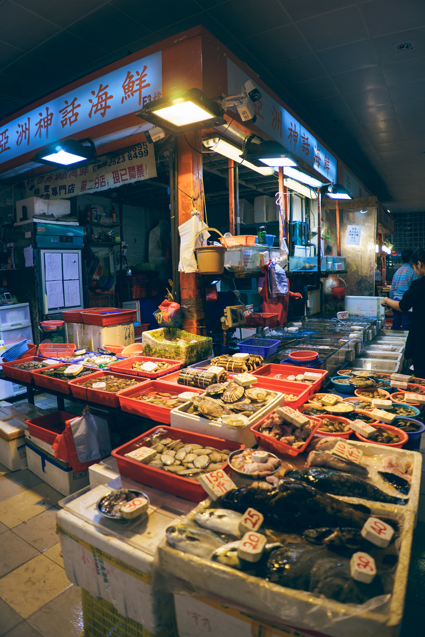 Sony a7 + FE 21mm F2.8 sample photo. Local hong kong fish market photography