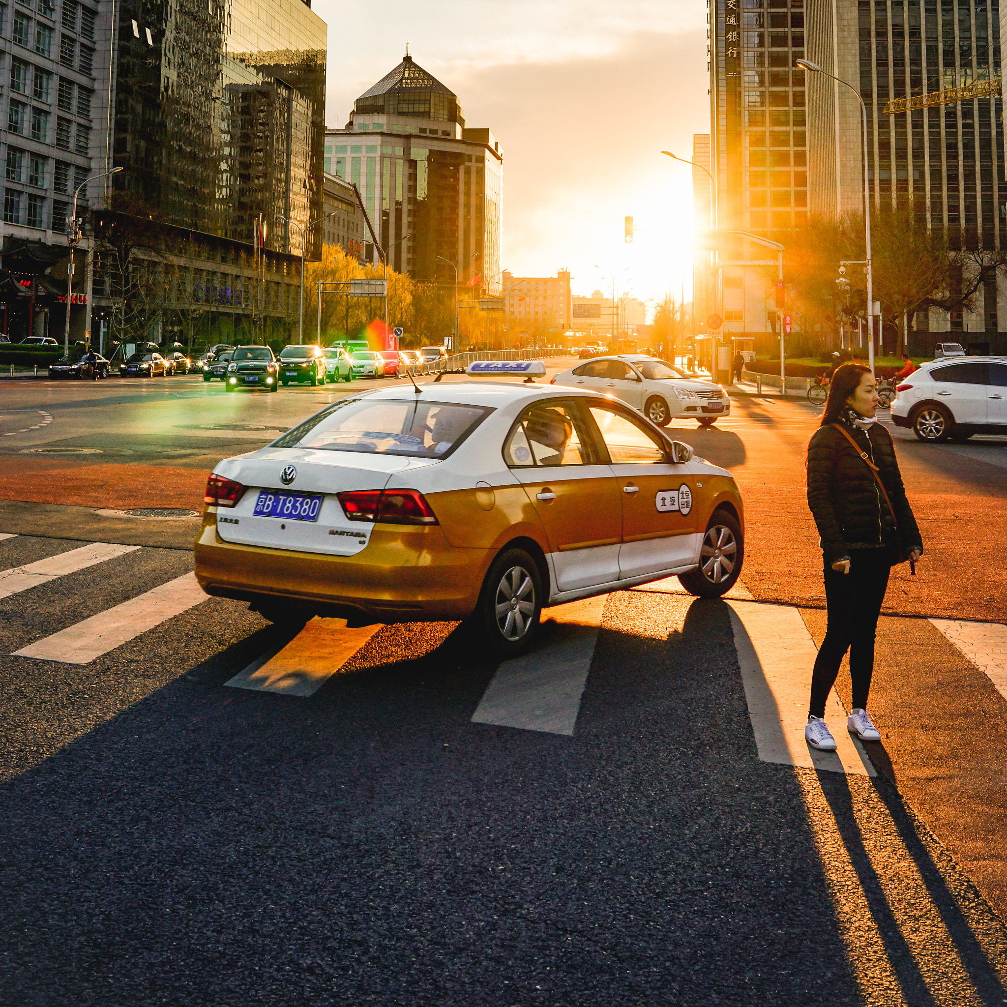 Sony a7 II + Sony Distagon T* FE 35mm F1.4 ZA sample photo. Sunset street photography