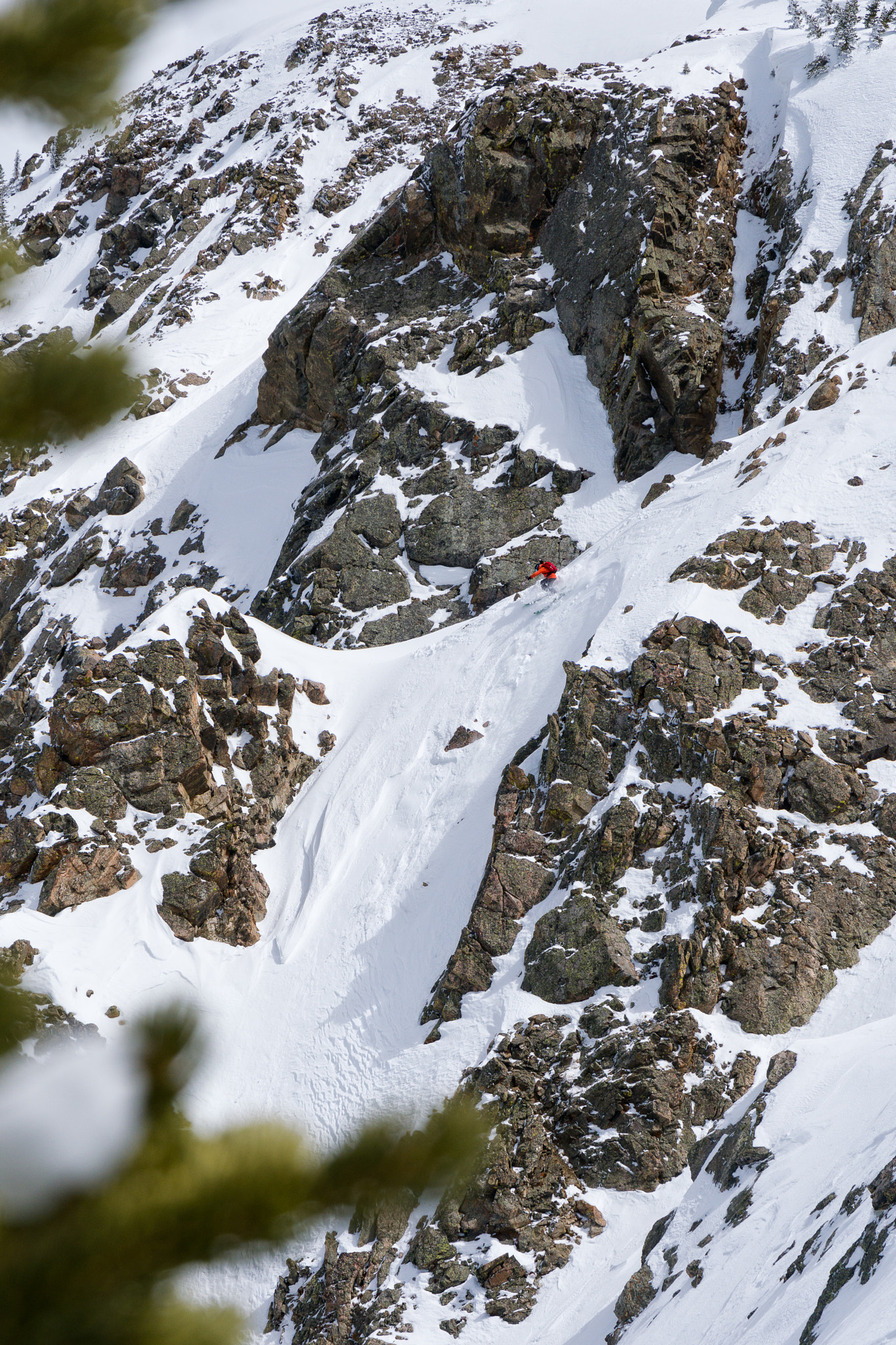 Sony a6300 + Sony Vario-Tessar T* E 16-70mm F4 ZA OSS sample photo. Extreme couloir skiing photography