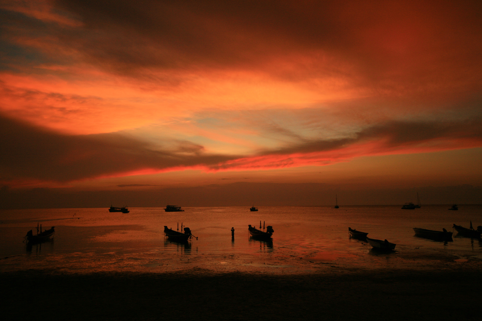 Canon EOS 400D (EOS Digital Rebel XTi / EOS Kiss Digital X) + Sigma 10-20mm F4-5.6 EX DC HSM sample photo. Twilight sky during setsun at koh tao, thailand photography