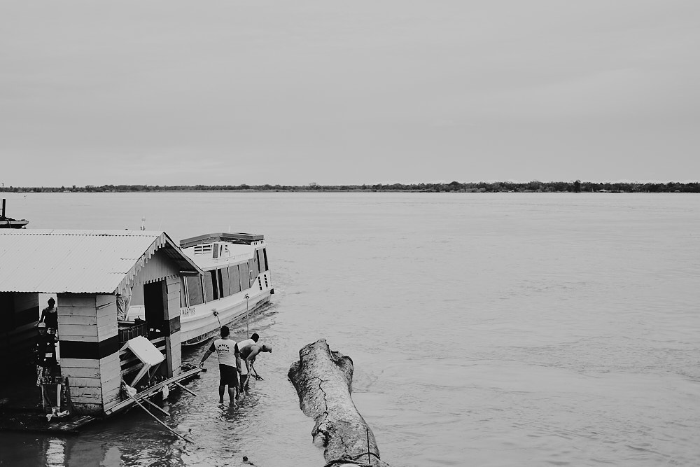 Fujifilm X-E2 + Fujifilm XF 35mm F2 R WR sample photo. Tying the ropes of the boat photography