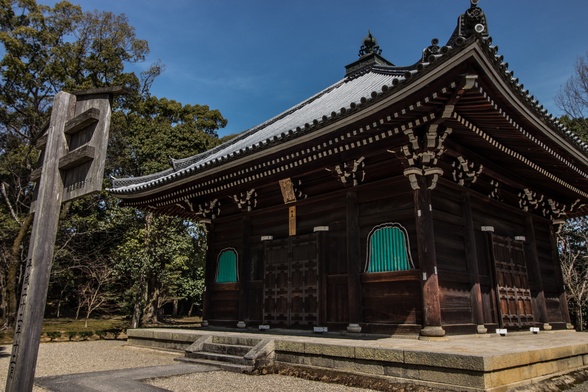 Canon EOS 700D (EOS Rebel T5i / EOS Kiss X7i) sample photo. Green-windows pagoda photography