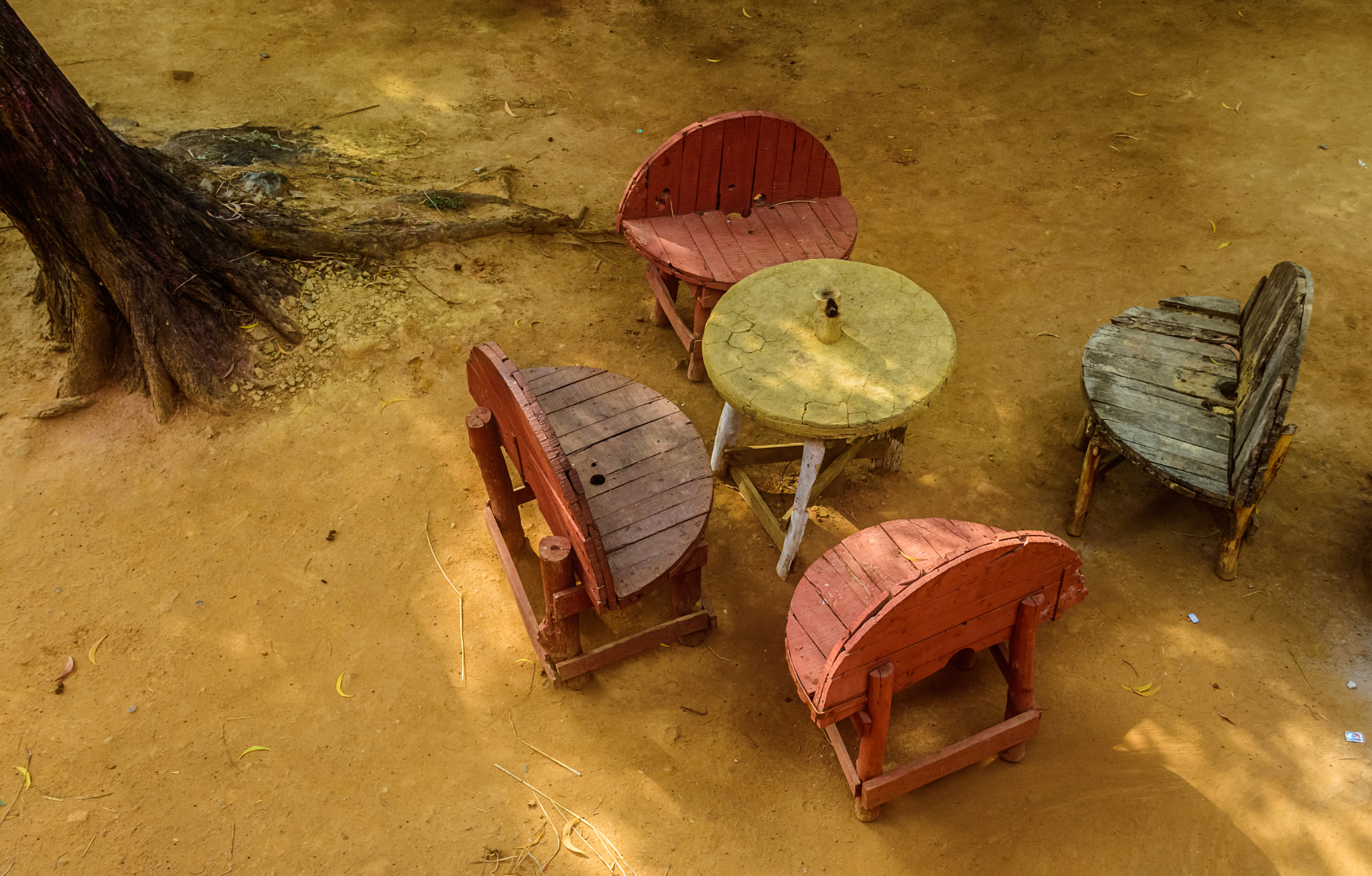 Nikon D7200 sample photo. Wood carved table and four empty chairs beside a tree with copy space photography