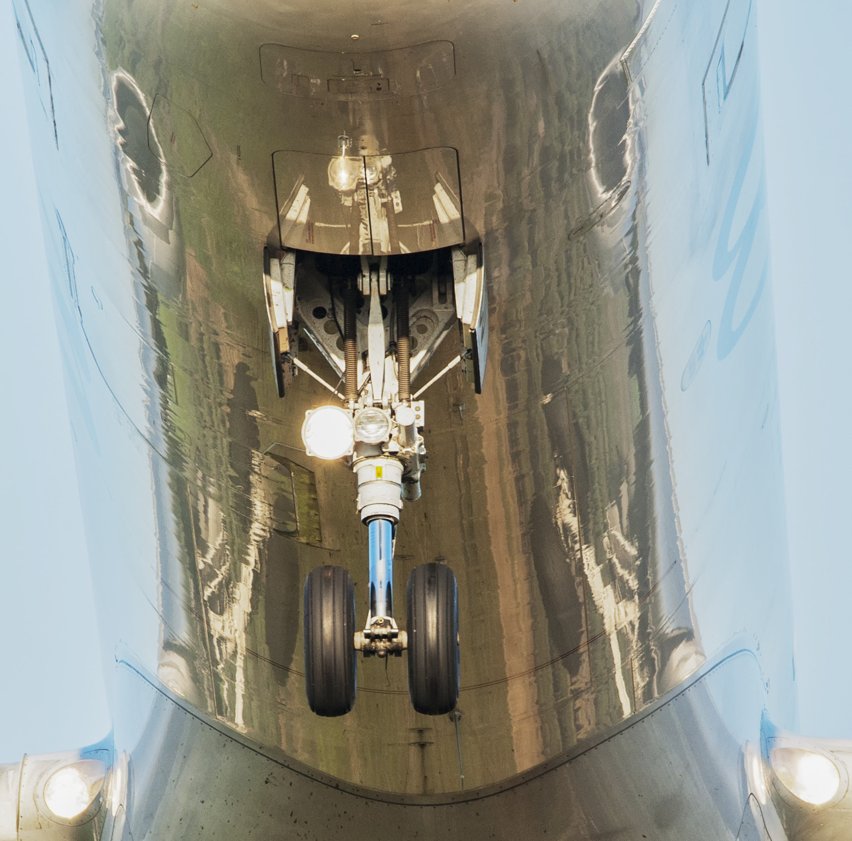 Nikon D700 sample photo. Landing gear embraier 195 aireuropa photography