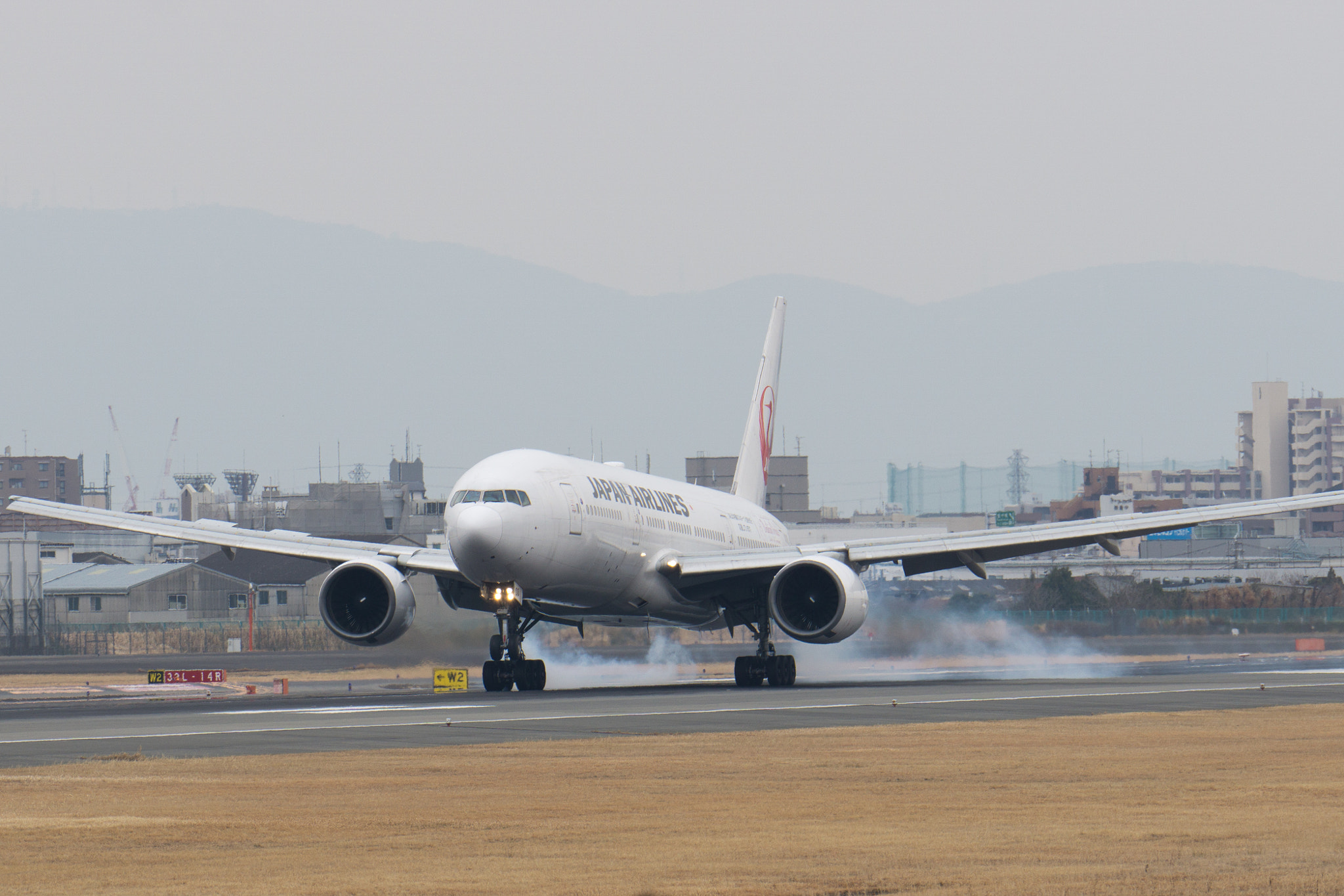 Sony a6000 + Sony FE 70-200mm F4 G OSS sample photo. Jal 777 landing photography