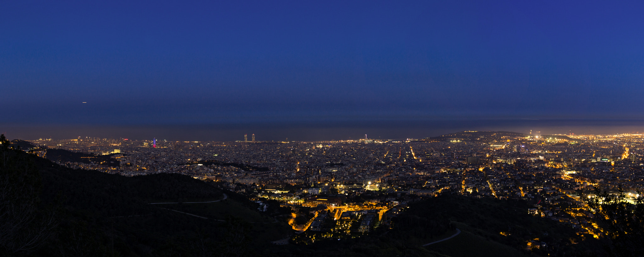 Canon EF 16-35mm F4L IS USM sample photo. The night over barcelona photography