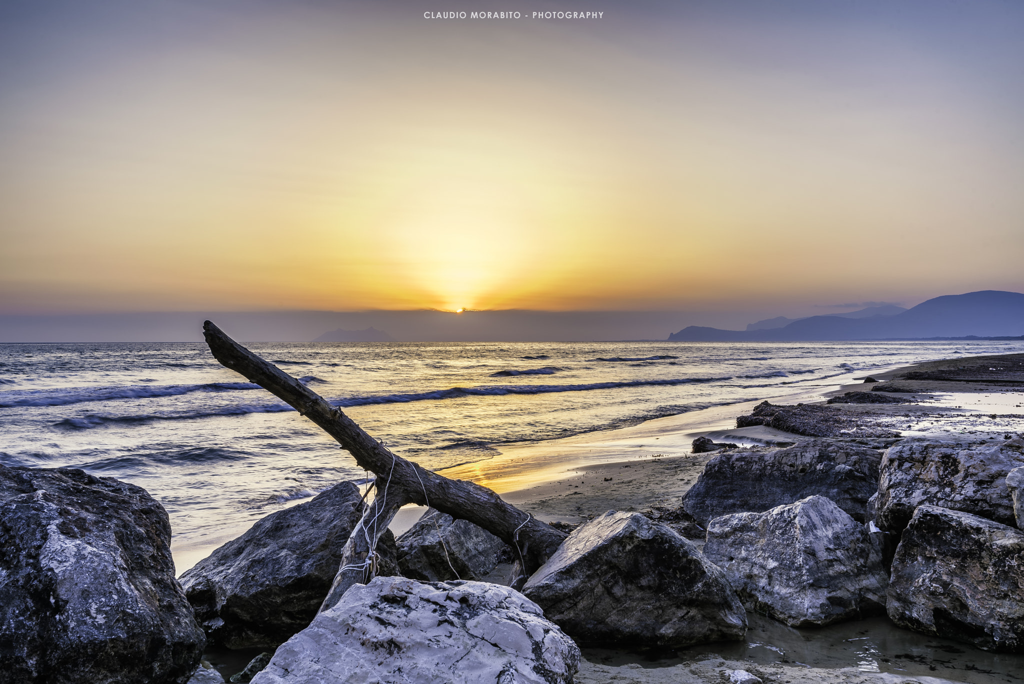 Nikon AF-S Nikkor 16-35mm F4G ED VR sample photo. Sunset from the beach - sperlonga (italy) photography