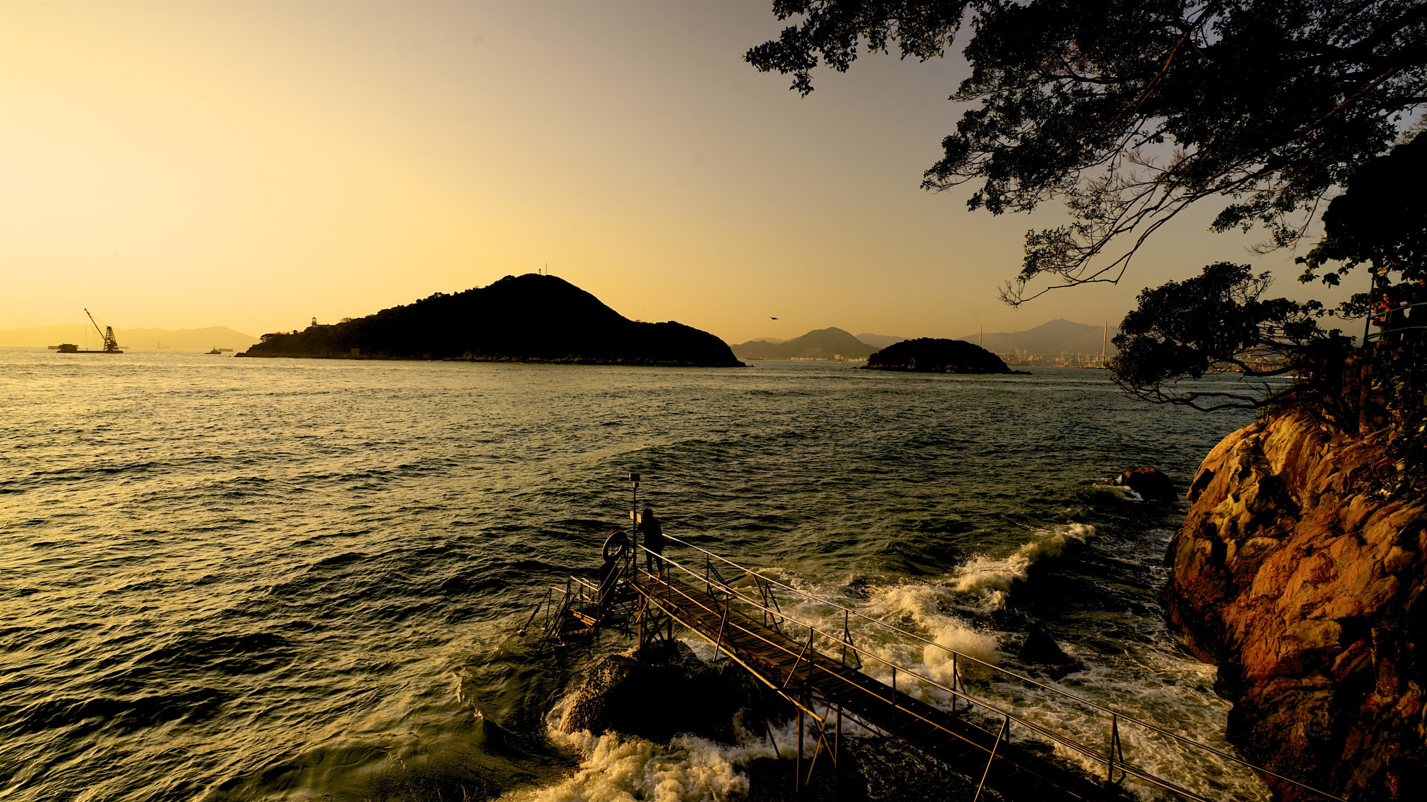 Sony Vario-Tessar T* FE 16-35mm F4 ZA OSS sample photo. Sunset in sea side photography