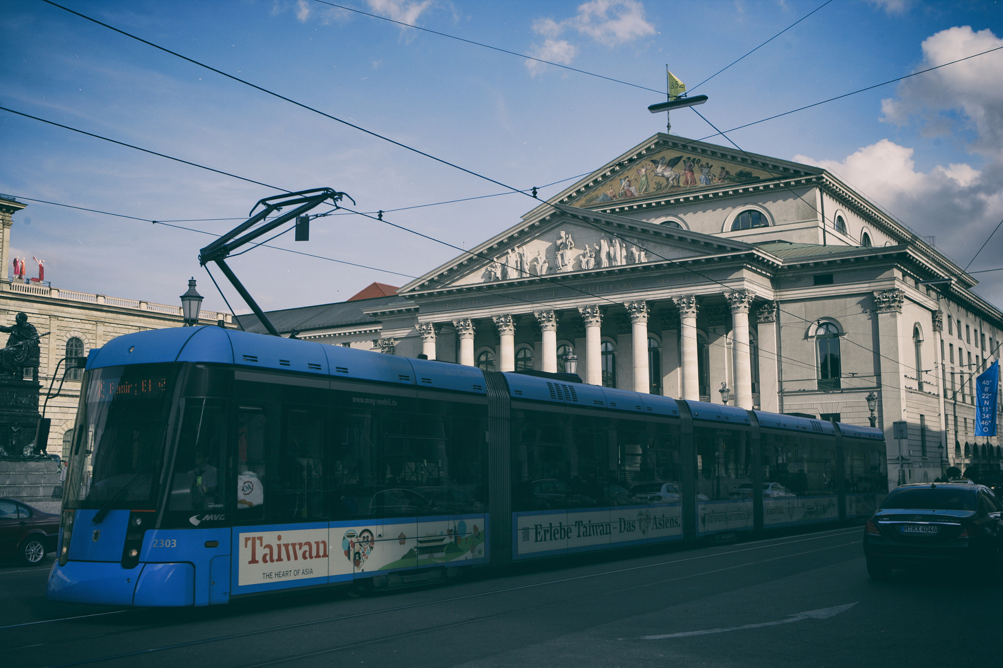 Canon EOS-1Ds Mark II sample photo. Moderne straßenbahn in münchen photography