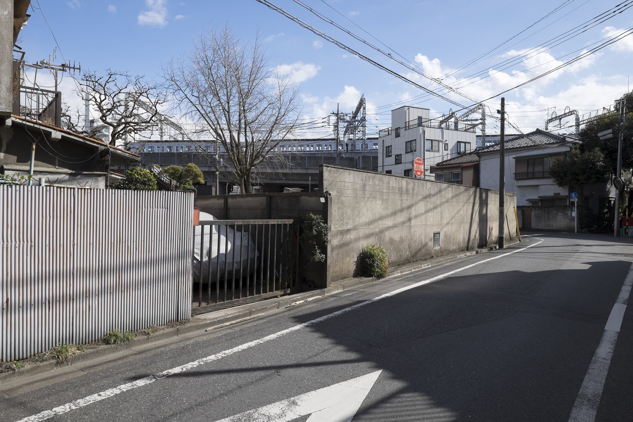 Fujifilm X-T1 + Fujifilm XF 14mm F2.8 R sample photo. Tokyo.足立区日ノ出町　清亮寺裏の通り photography