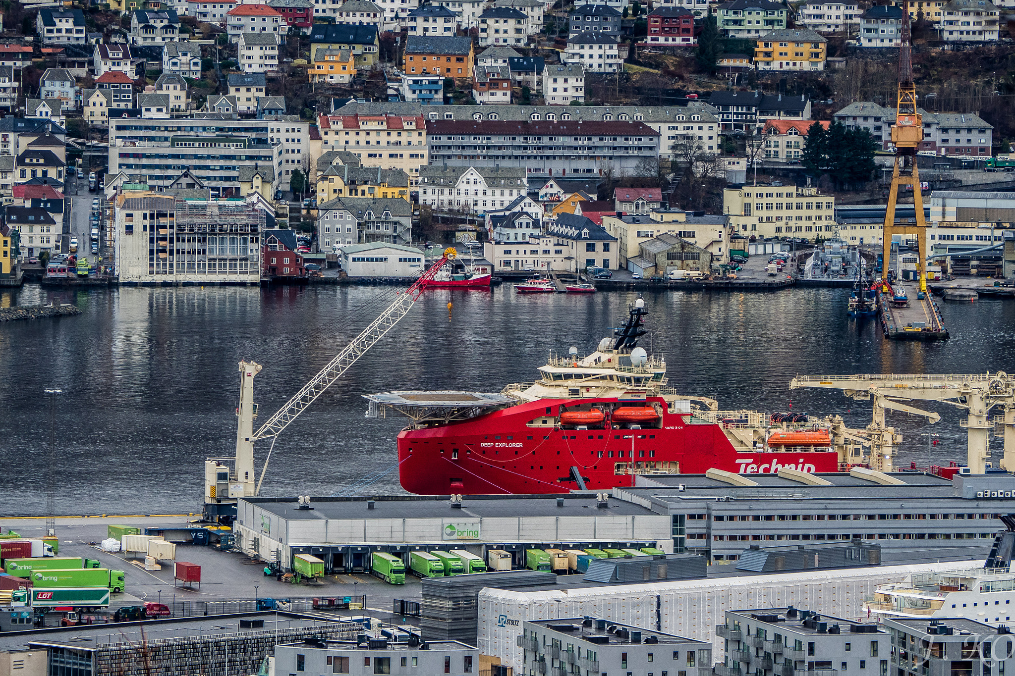 Olympus OM-D E-M5 II sample photo. Red deep explorer photography