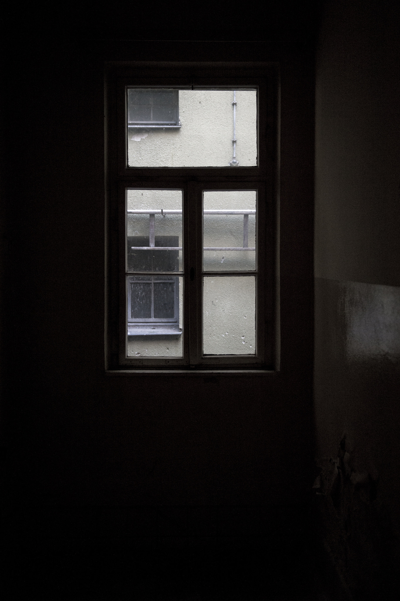 Nikon AF-S Nikkor 24-70mm F2.8G ED sample photo. Window photography