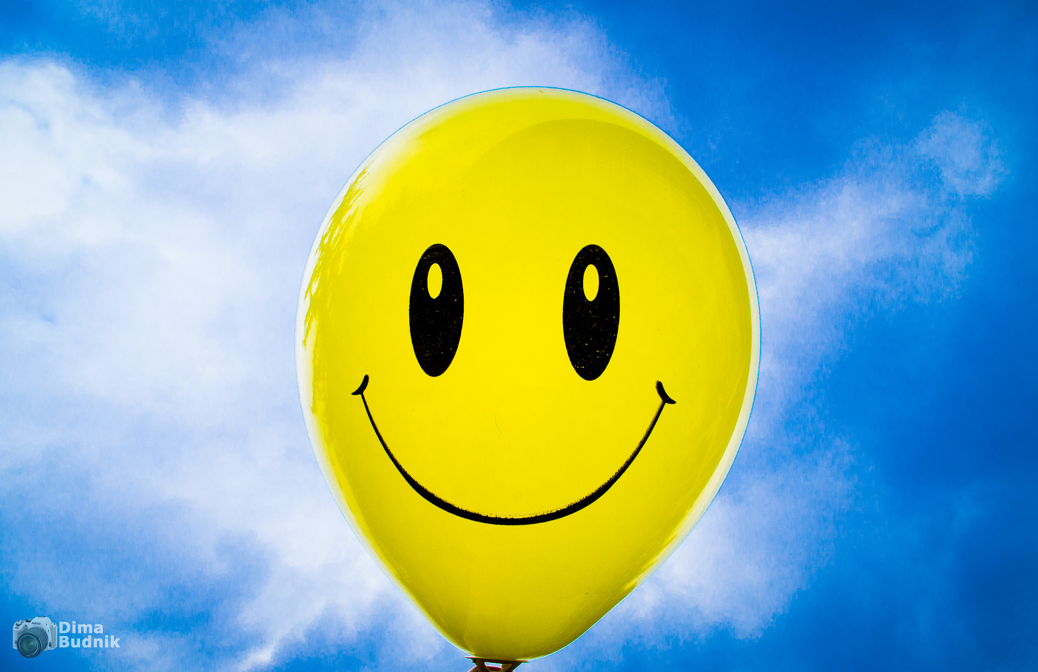 Pentax K-S2 sample photo. Yellow smile balloon photography