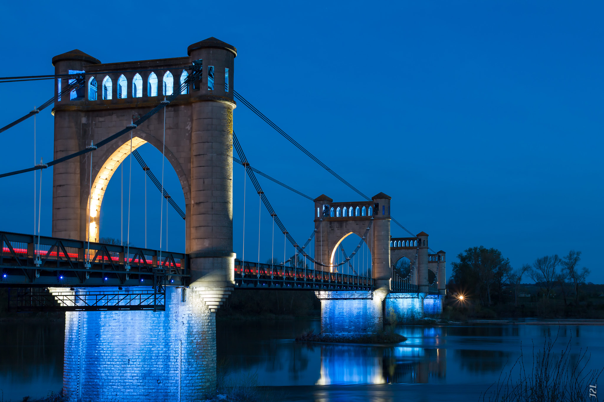 Canon EOS 70D sample photo. Heure bleue - pont de langeais - blue hour photography