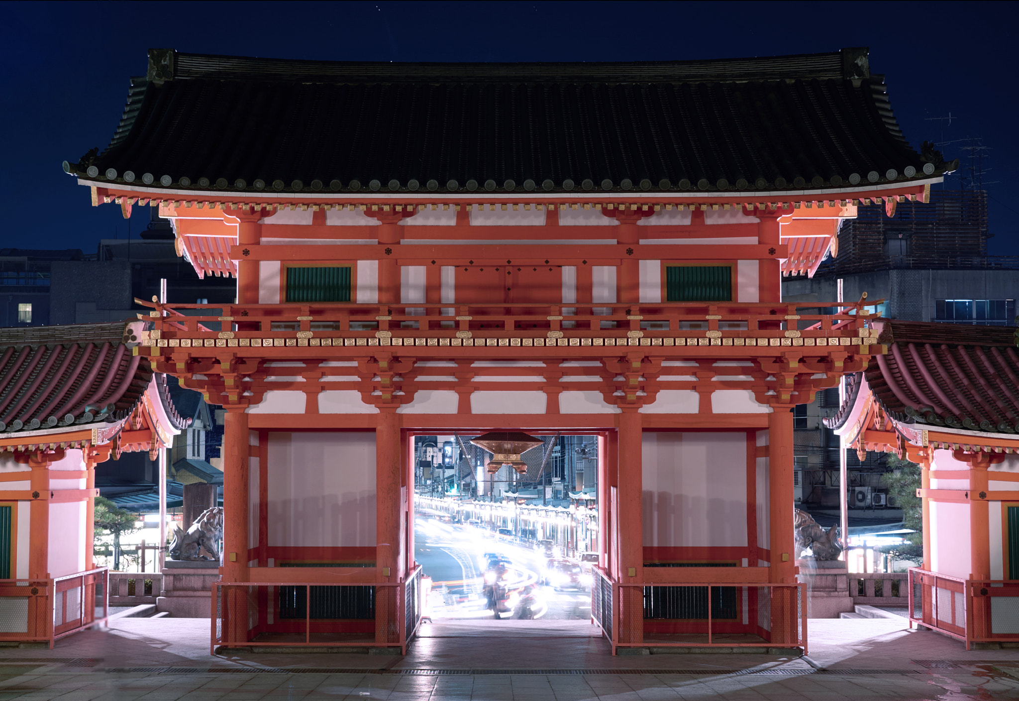 Sony E 35mm F1.8 OSS sample photo. Into gion photography