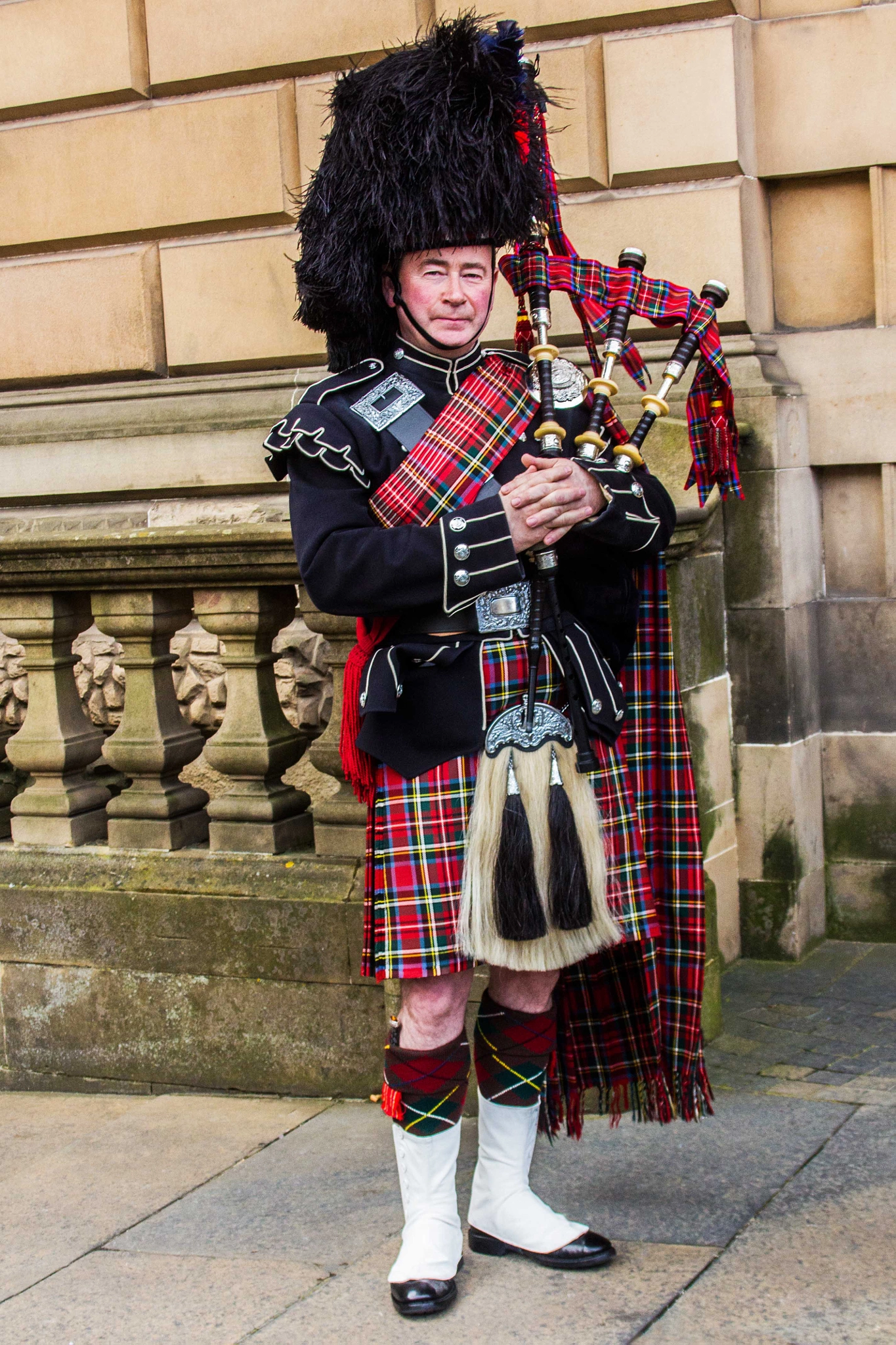 Canon EF 28-105mm F4.0-5.6 USM sample photo. Traditional scottish piper in edinburgh photography