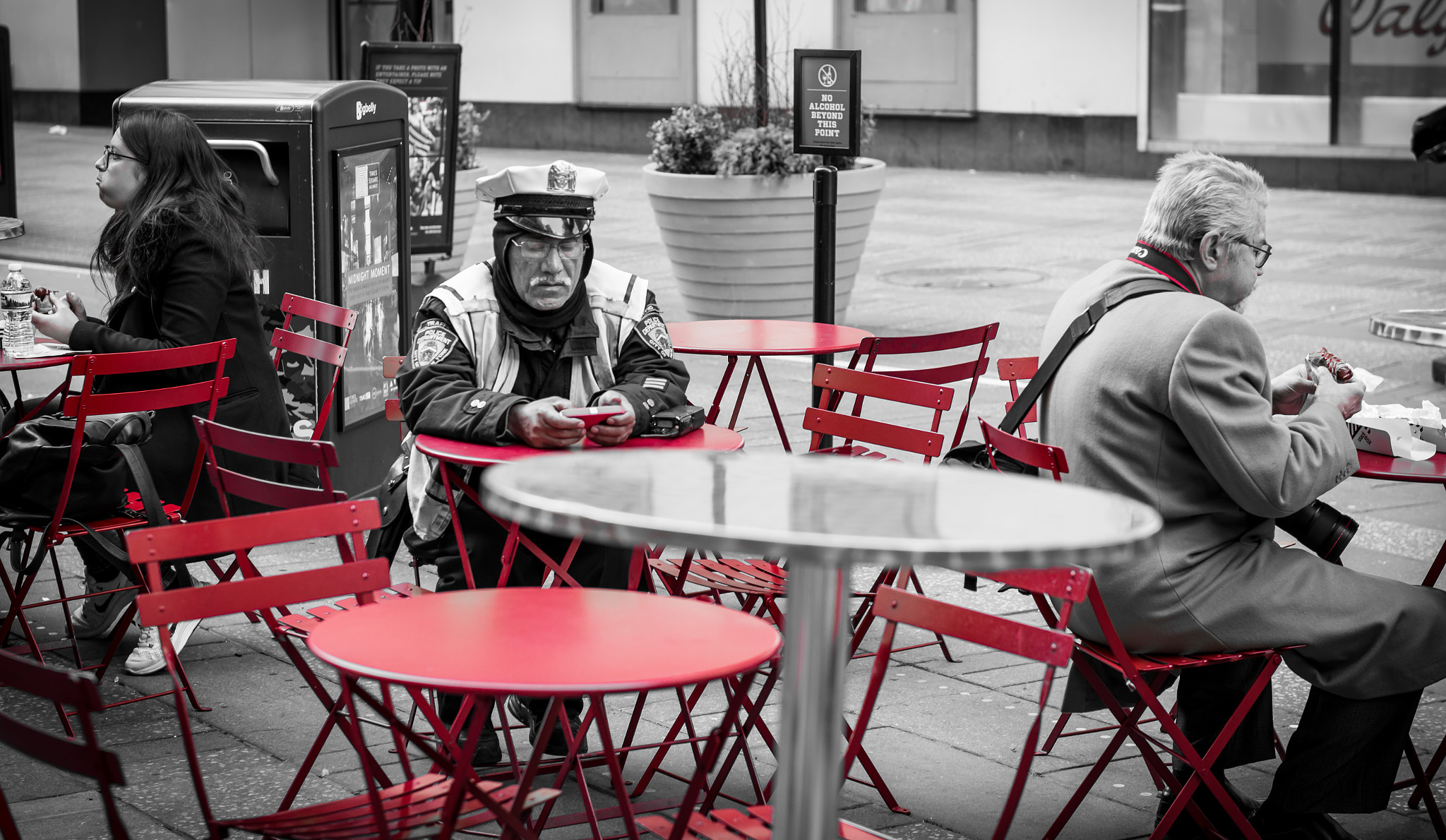 Nikon AF-S Nikkor 24-70mm F2.8G ED sample photo. Breaktime in times square photography