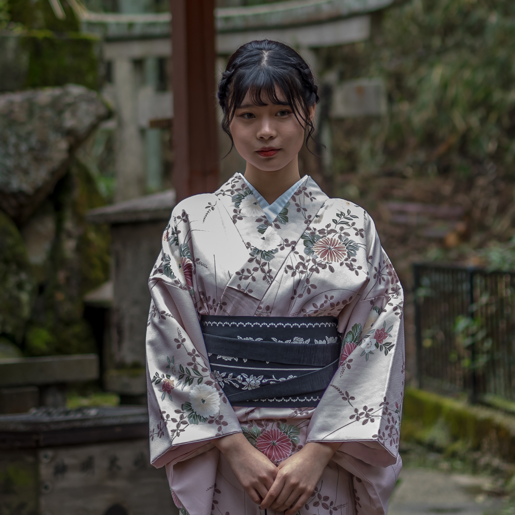 Olympus OM-D E-M1 + Olympus M.Zuiko Digital 45mm F1.8 sample photo. A traditionally dressed girl in kyoto, hanami time photography