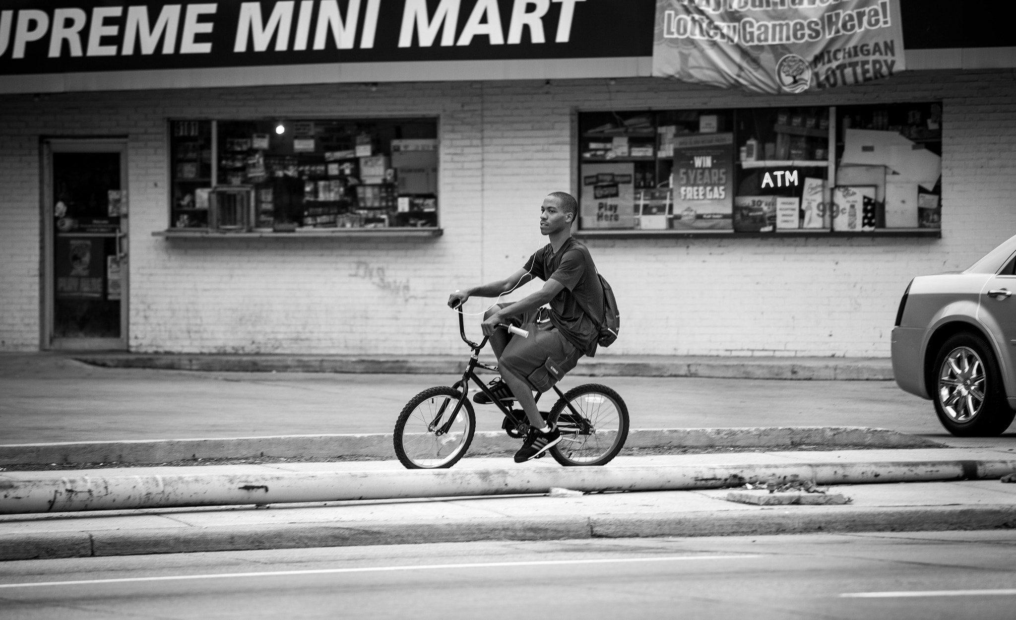 Canon EOS 6D + Canon EF 70-200mm F4L IS USM sample photo. Cruising the liquor store strip. photography