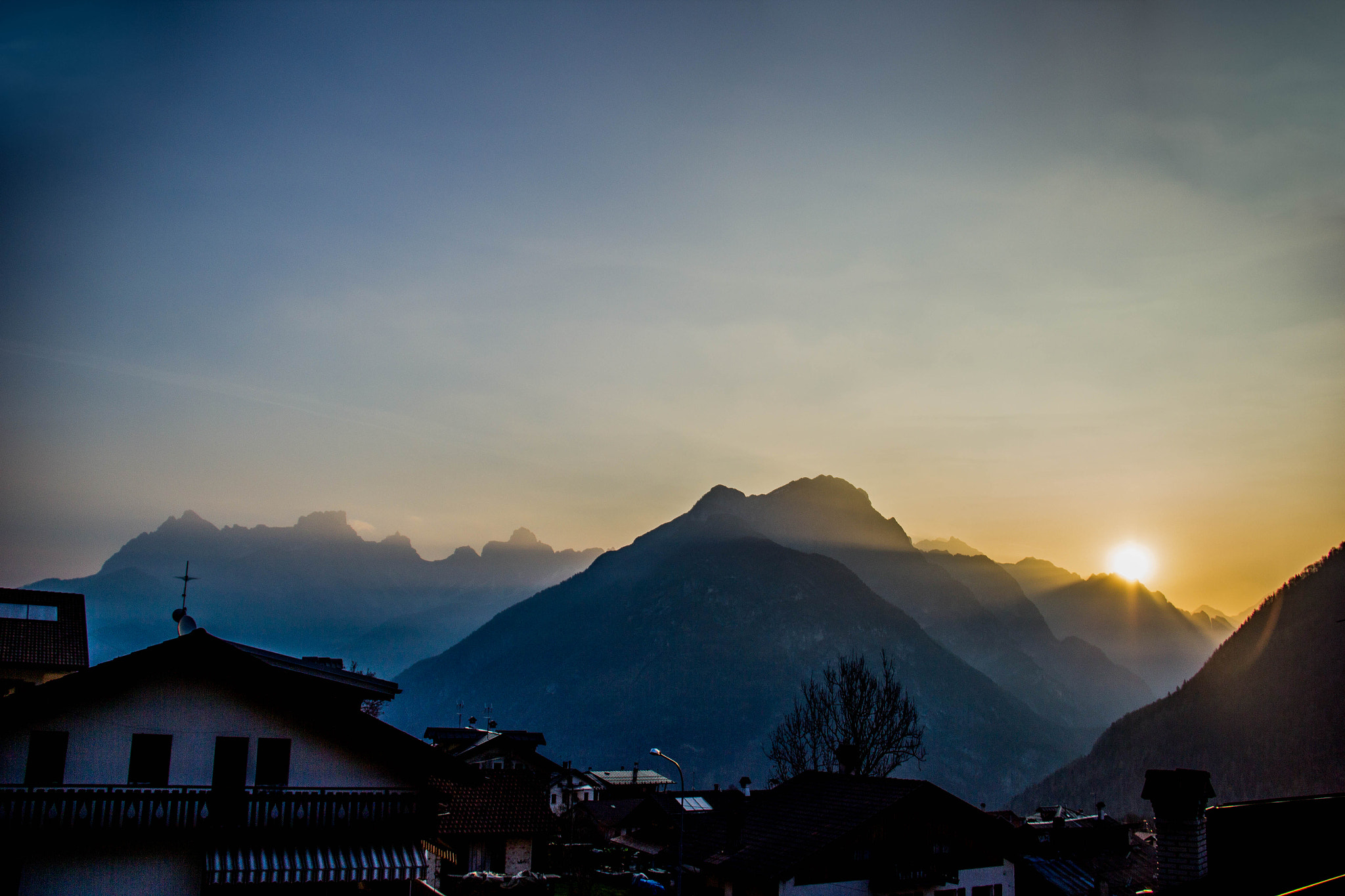 Canon EOS 550D (EOS Rebel T2i / EOS Kiss X4) + Canon EF-S 18-200mm F3.5-5.6 IS sample photo. Sunrise in dolomities photography