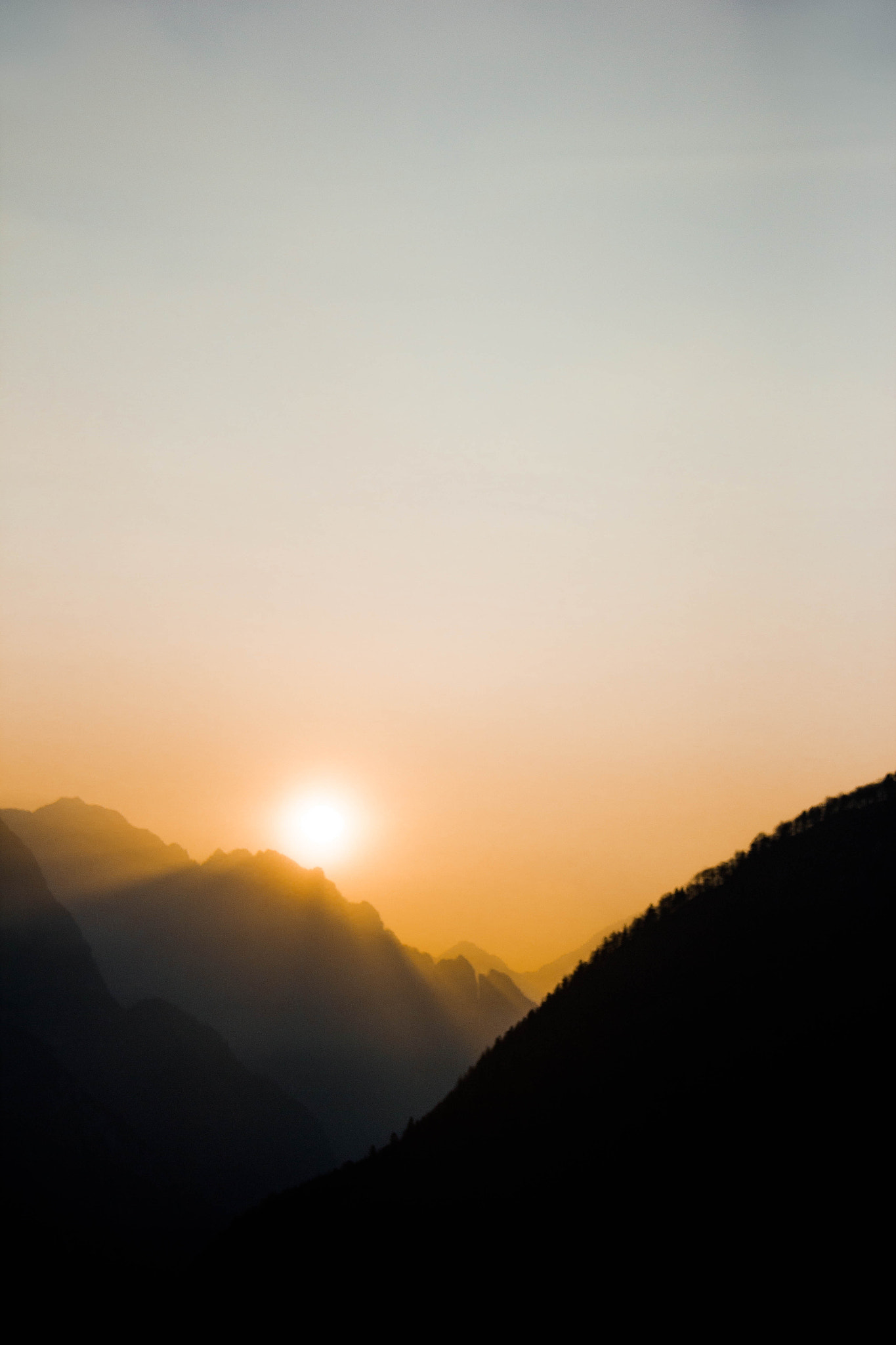 Canon EF-S 18-200mm F3.5-5.6 IS sample photo. Sunrise over the mountains photography