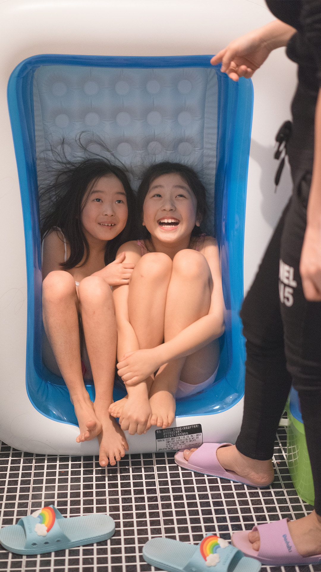 Sony a7R + Sony Sonnar T* FE 55mm F1.8 ZA sample photo. 开心的小姐妹 photography