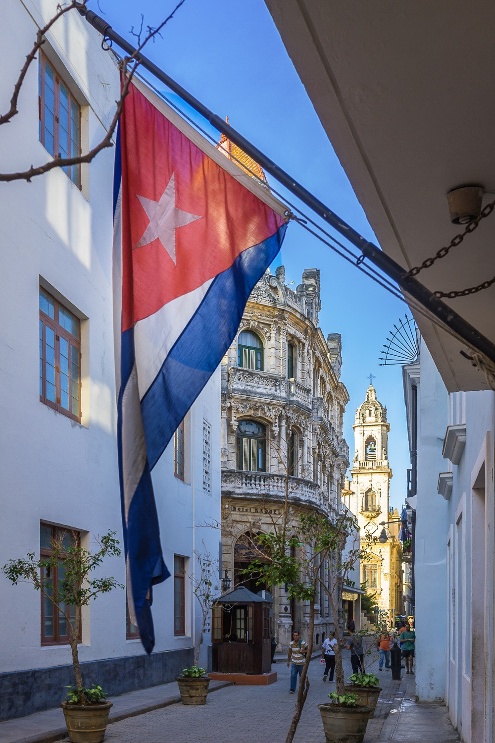 Sony a7 II + Sony Sonnar T* FE 35mm F2.8 ZA sample photo. Street scene in cuba photography