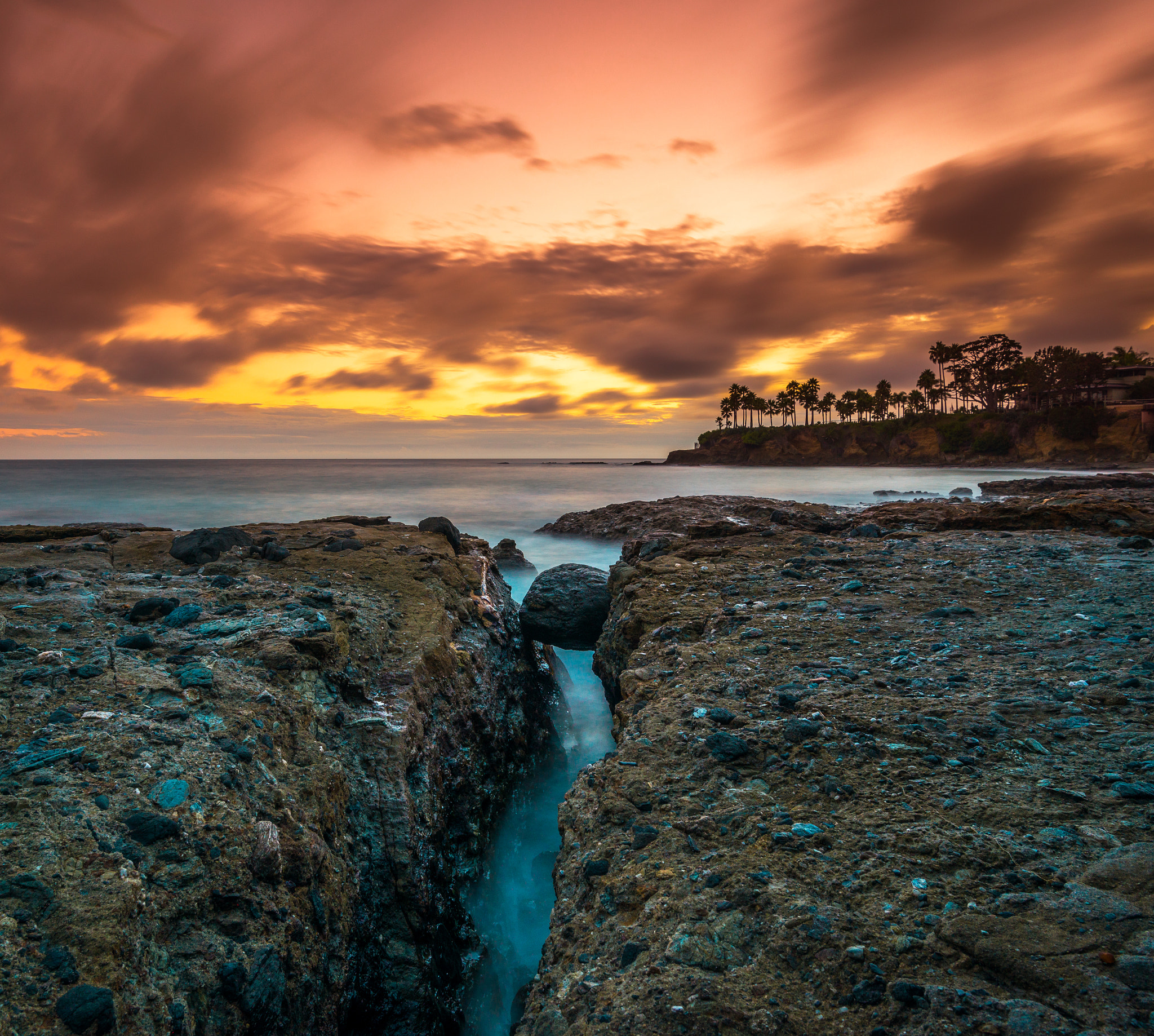 Nikon AF-S Nikkor 16-35mm F4G ED VR sample photo. Red night photography