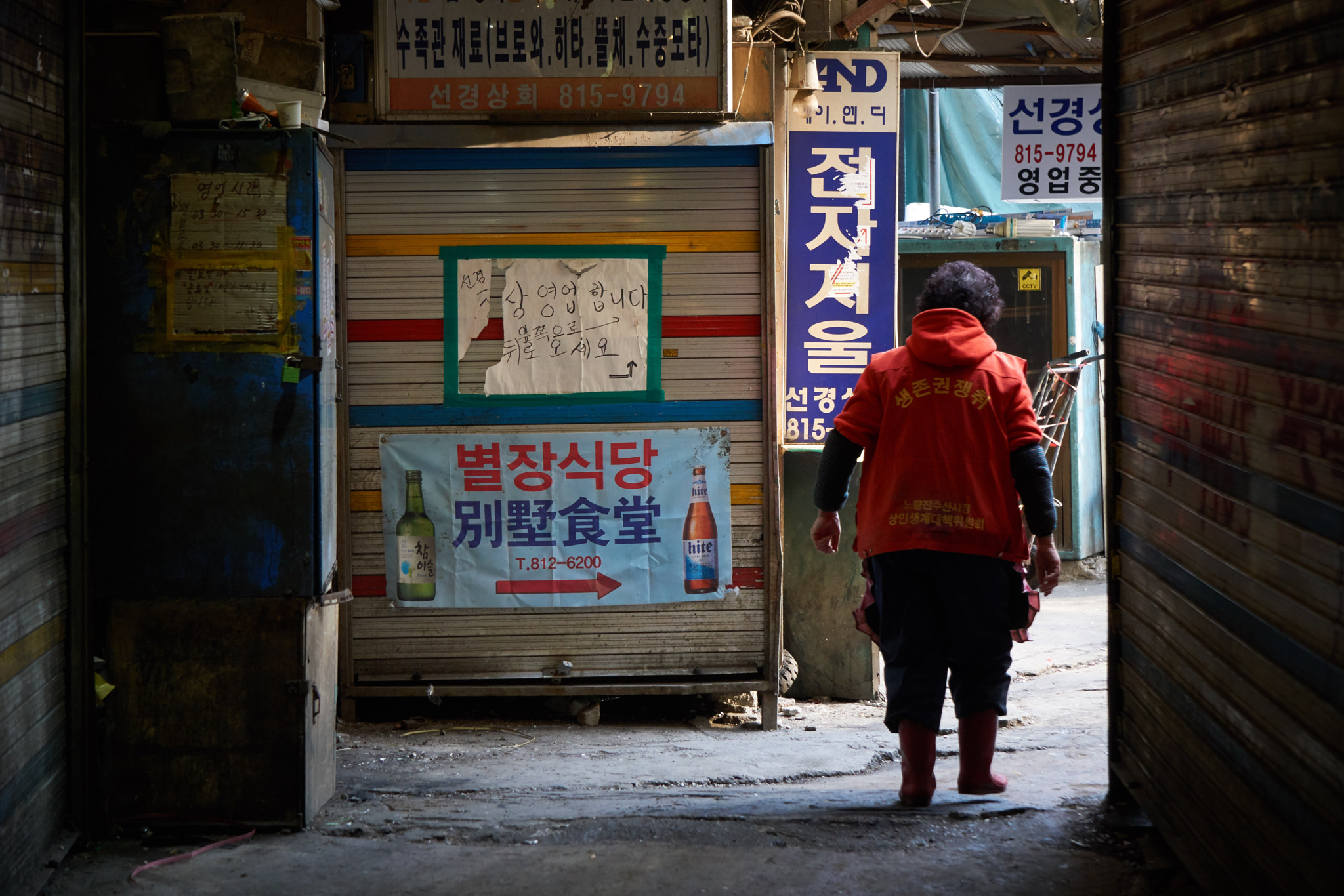 Sony E 55-210mm F4.5-6.3 OSS sample photo. Merchant photography