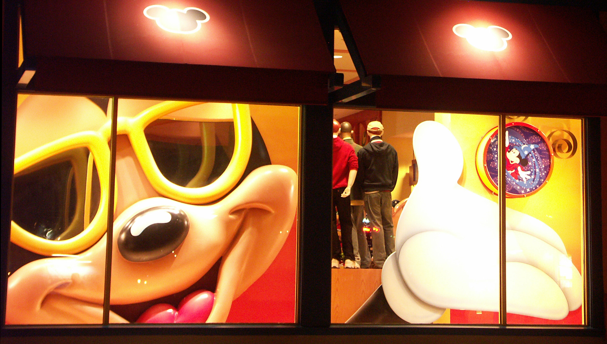 KONICA MINOLTA DiMAGE A1 sample photo. Mickey mouse window photography
