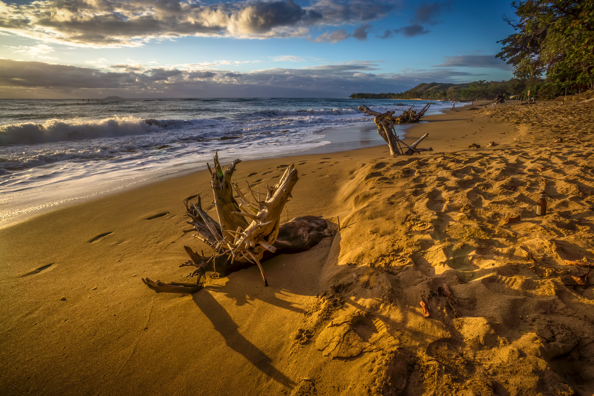 Sony Alpha NEX-7 + Sony E 16mm F2.8 sample photo. Golden beach-end of day photography