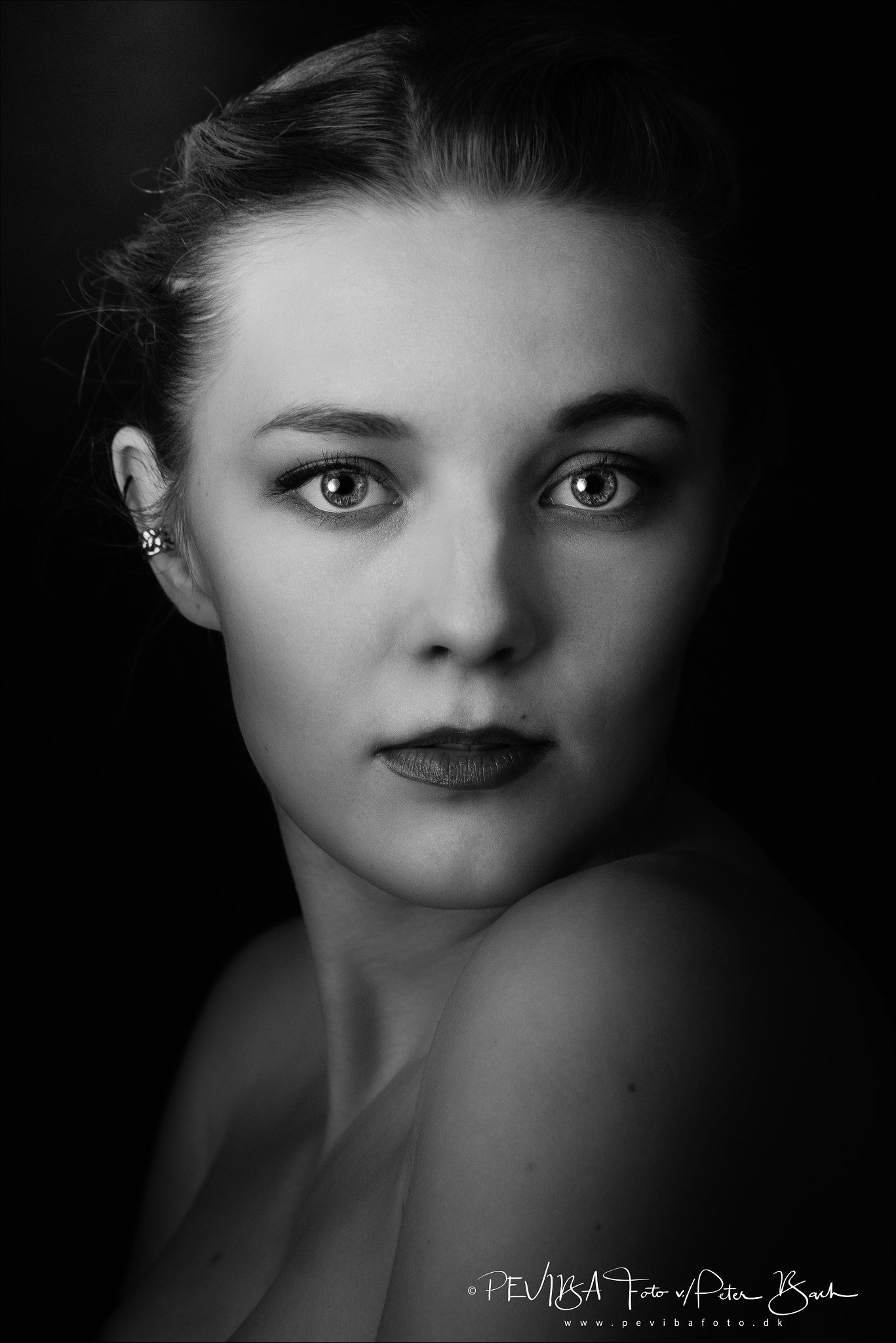 Nikon AF-S Micro-Nikkor 105mm F2.8G IF-ED VR sample photo. The look (bw) photography