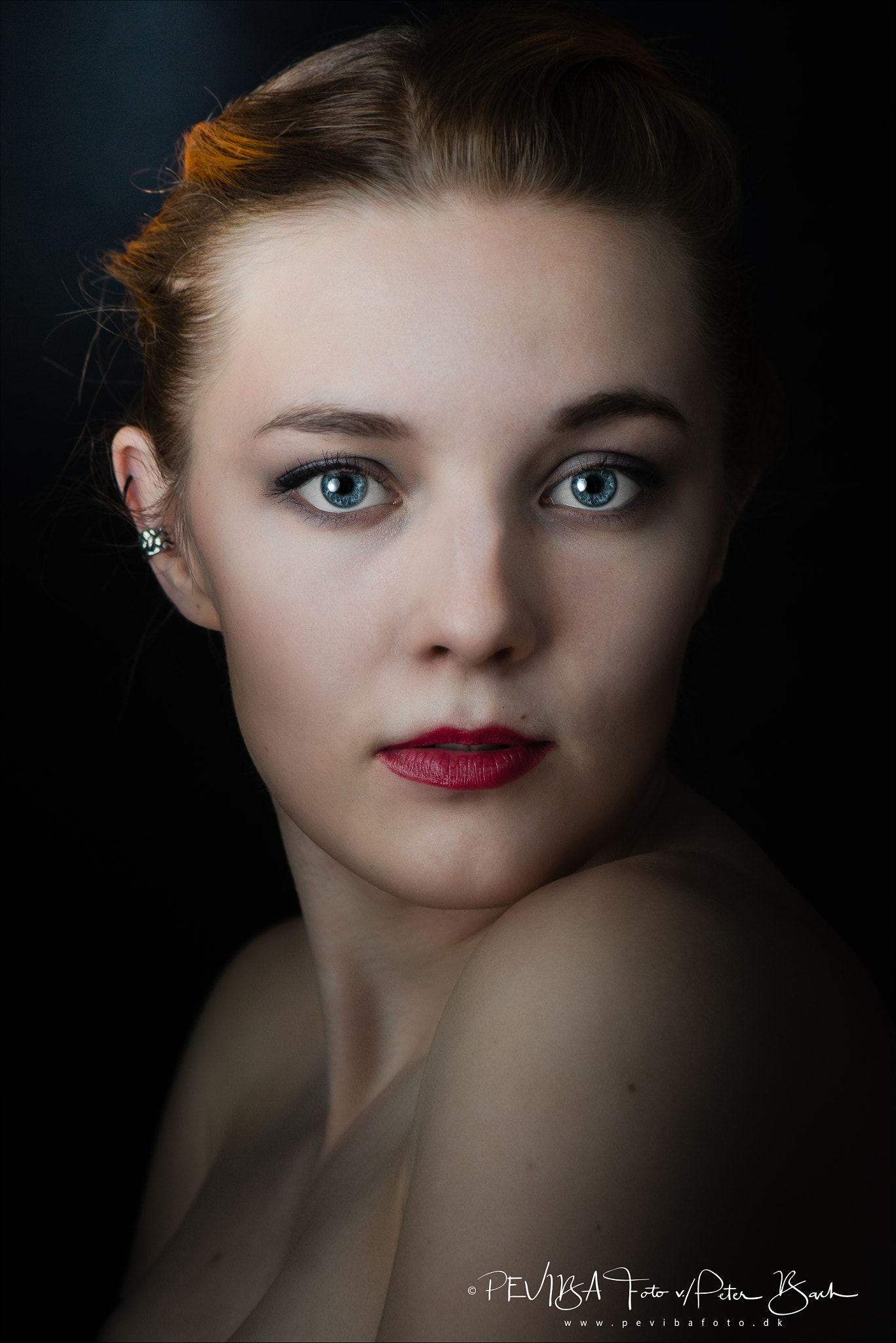Nikon AF-S Micro-Nikkor 105mm F2.8G IF-ED VR sample photo. The look photography