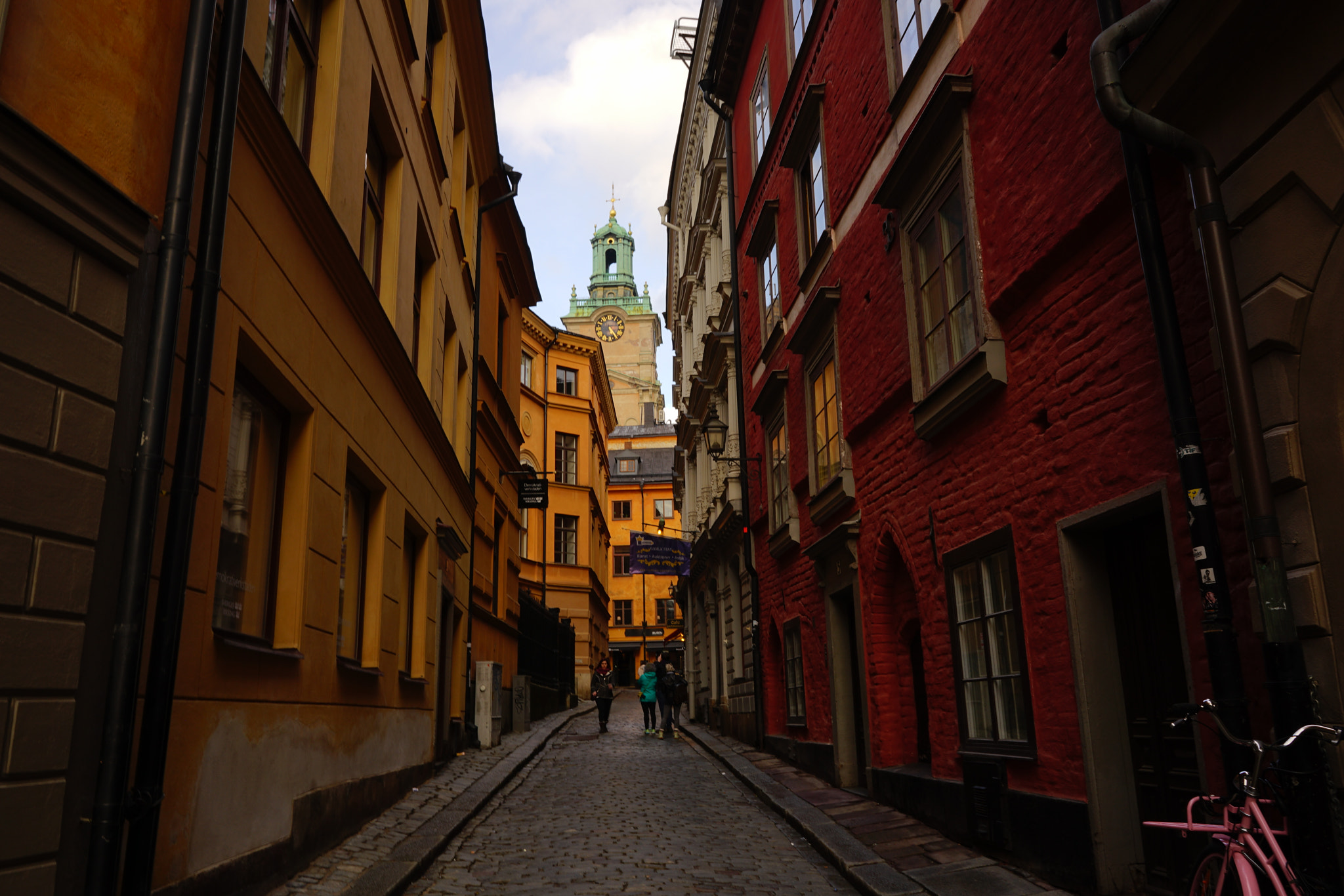 Sony FE 28mm F2 sample photo. Old town streets of stockholm photography