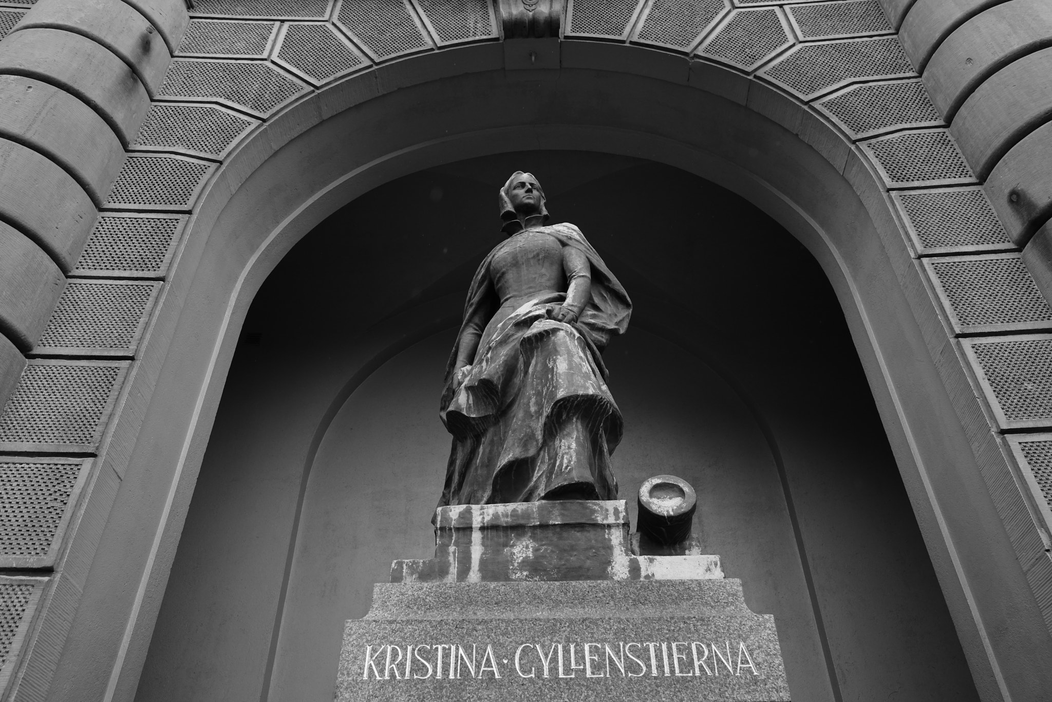 Sony a7R II + Sony FE 28mm F2 sample photo. Sculpture at old town square, stockholm, sweden photography