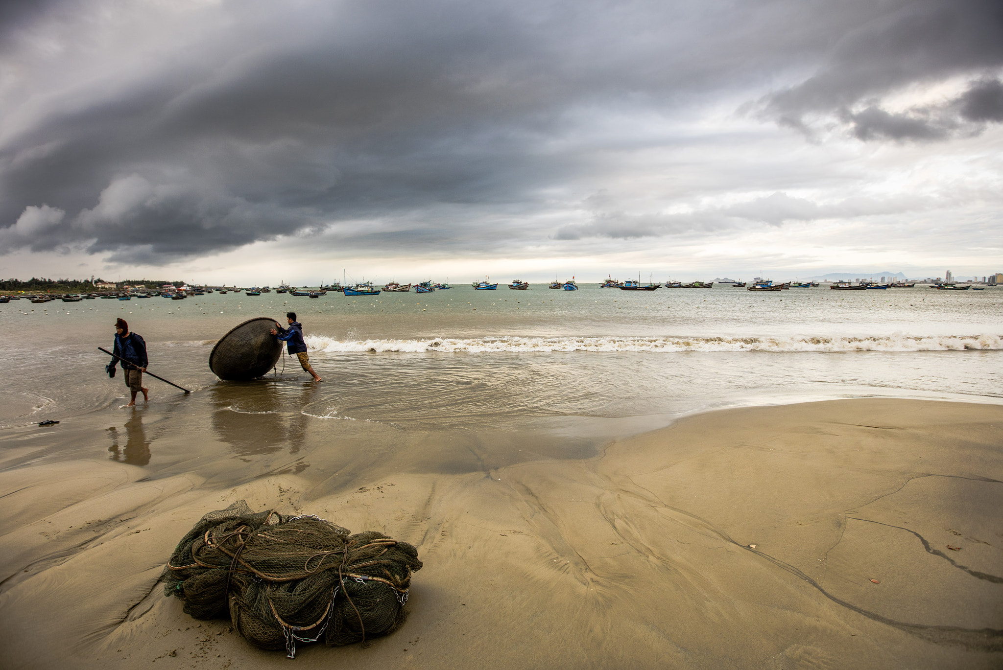 Canon EF 16-35mm F2.8L II USM sample photo. Retreat from the storm photography