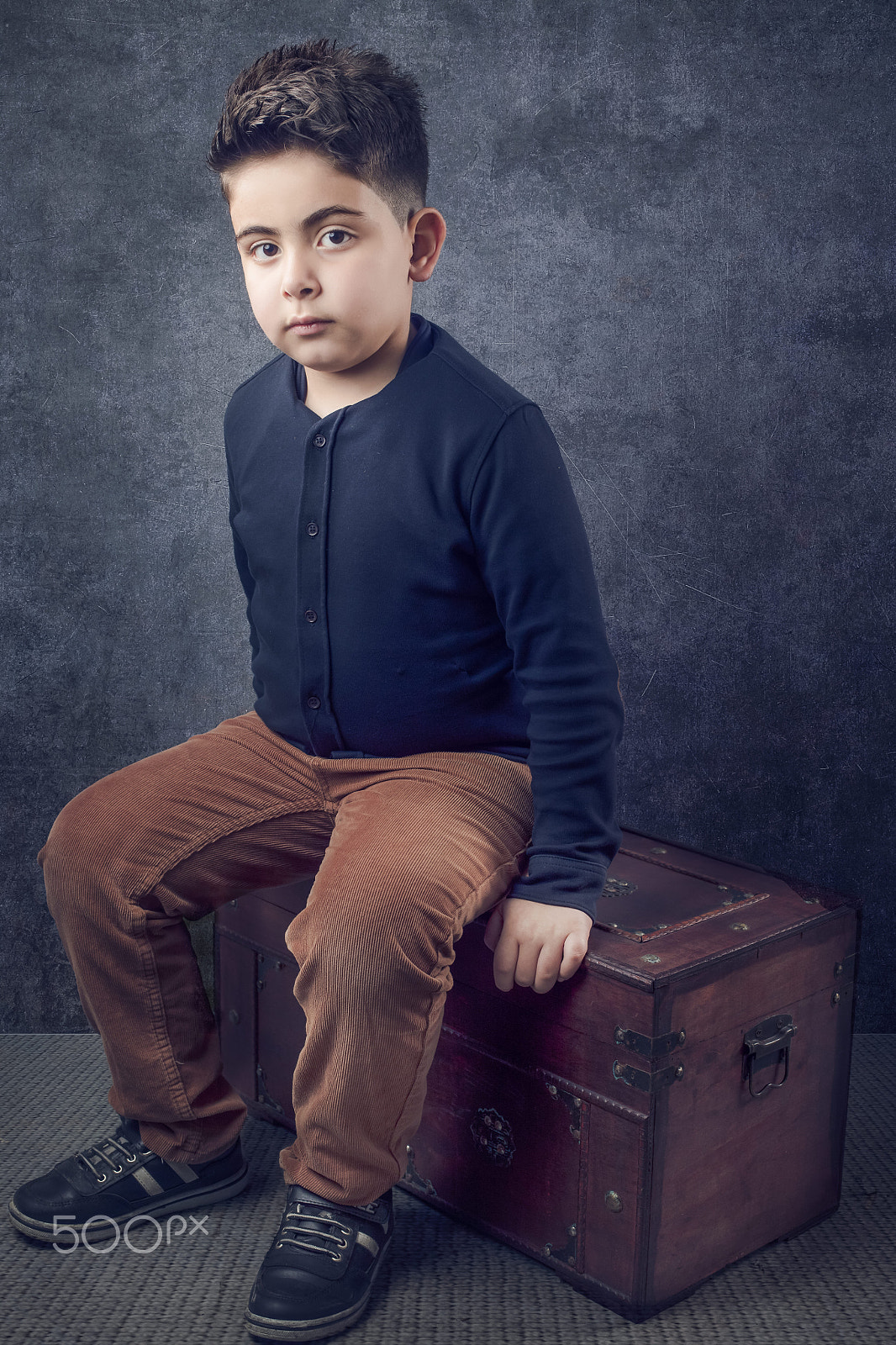 Canon EOS 5DS R + Canon EF 50mm F1.4 USM sample photo. Boy over an old box photography