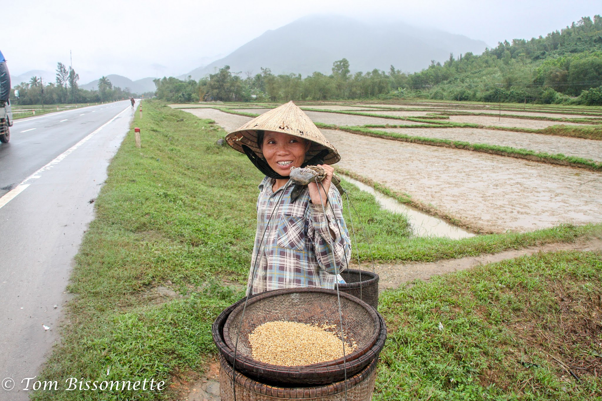 Canon EOS 40D + Sigma 18-200mm f/3.5-6.3 DC OS sample photo. Rice farmer's wife. she will sow the seeds. photography