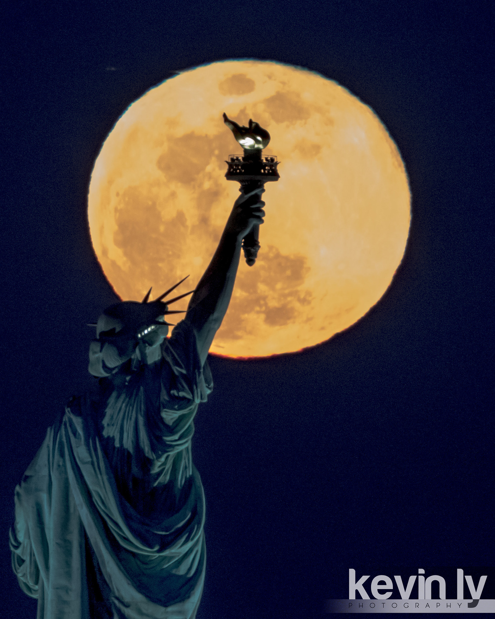 150-600mm F5-6.3 DG OS HSM | Contemporary 015 sample photo. Lighting the ny sky photography