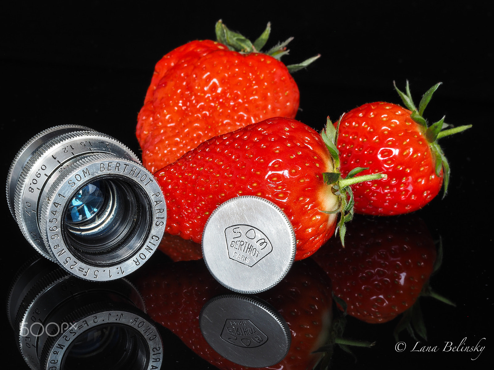 Olympus M.Zuiko Digital ED 60mm F2.8 Macro sample photo. Som berthiot cinor + strawberry photography