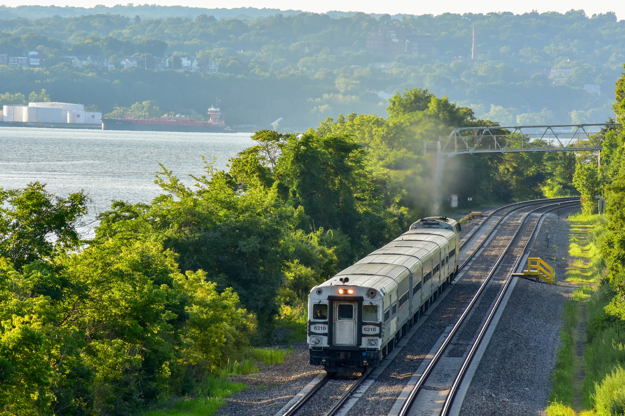 Nikon D7200 sample photo. Metro north from a distance at breakneck photography