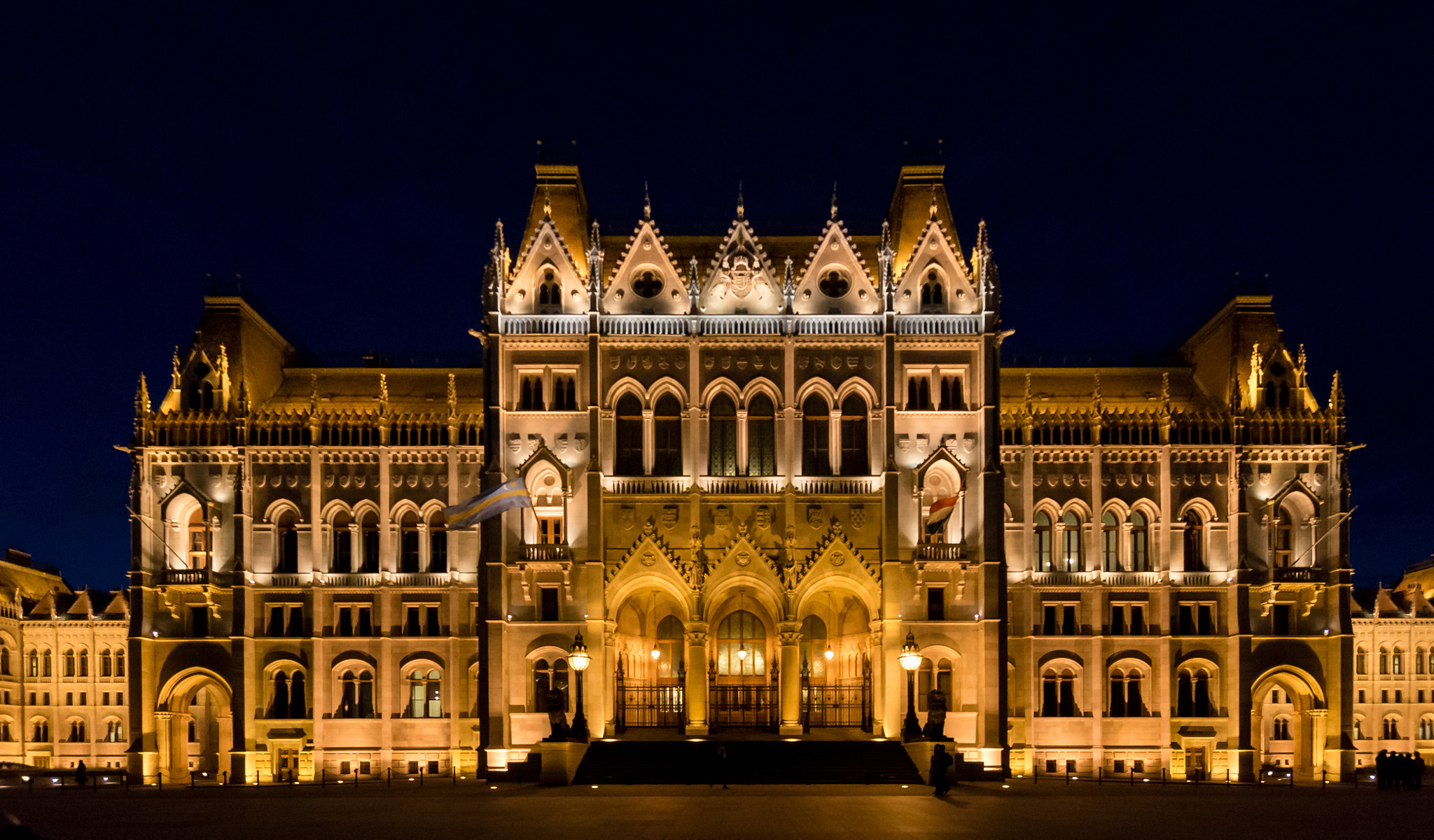 Sony SLT-A57 + Sigma 10-20mm F3.5 EX DC HSM sample photo. Hungarian parliament building at night photography