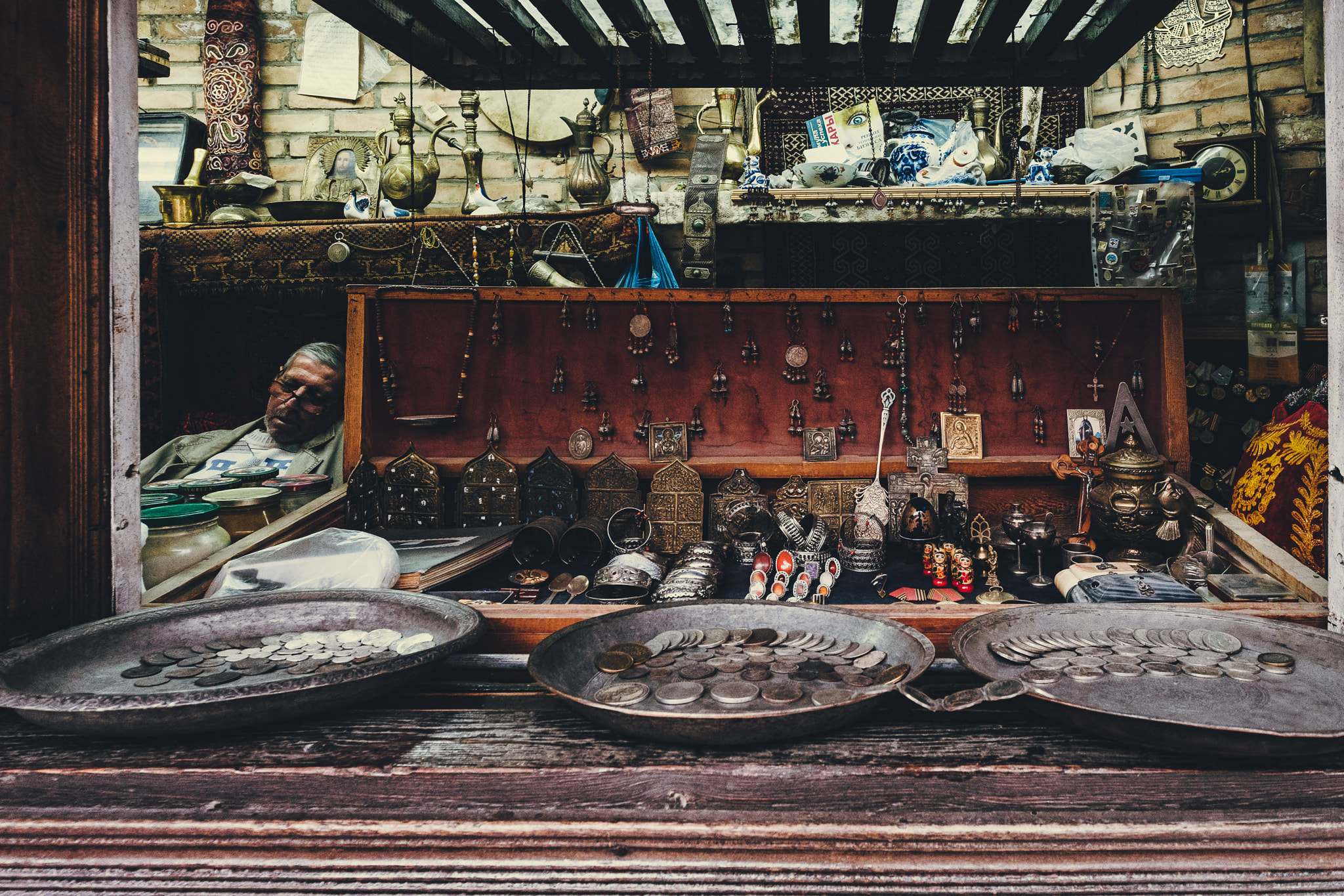 Fujifilm X-T20 sample photo. Sleeping seller... photography