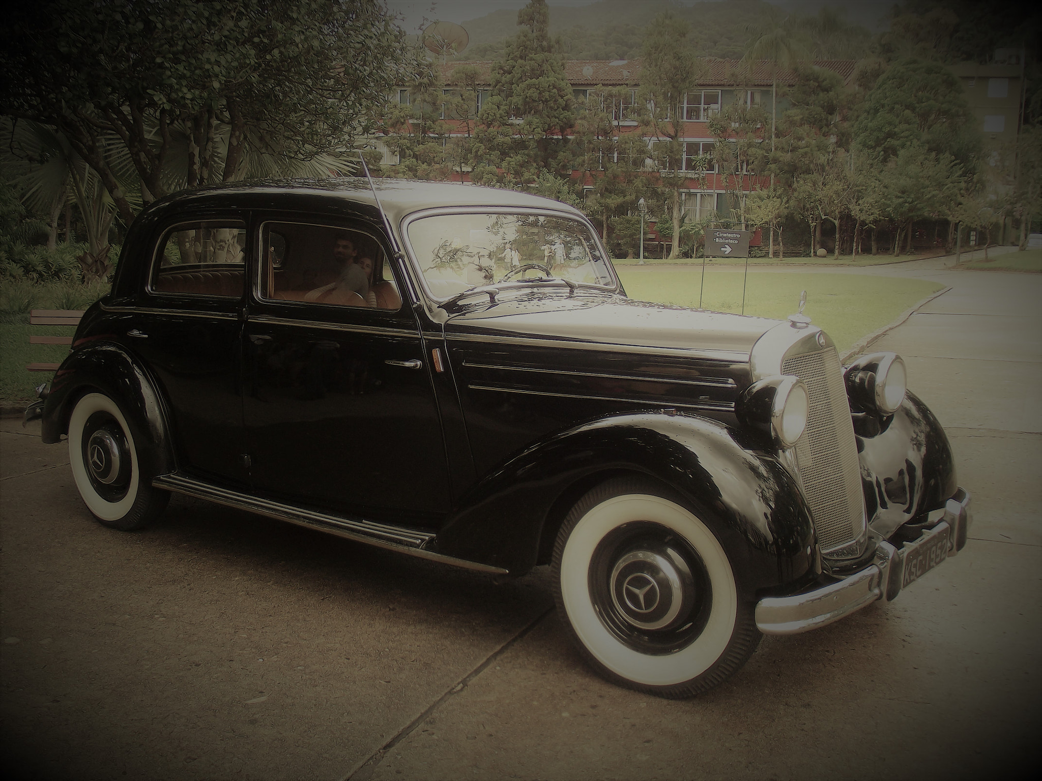 Fujifilm FinePix S2850HD sample photo. Classic car photography