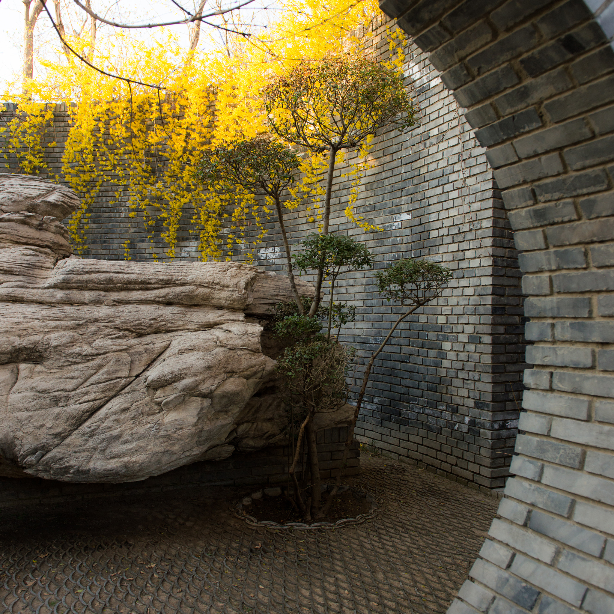 Nikon AF-S Nikkor 24-70mm F2.8G ED sample photo. Red brick art museum photography
