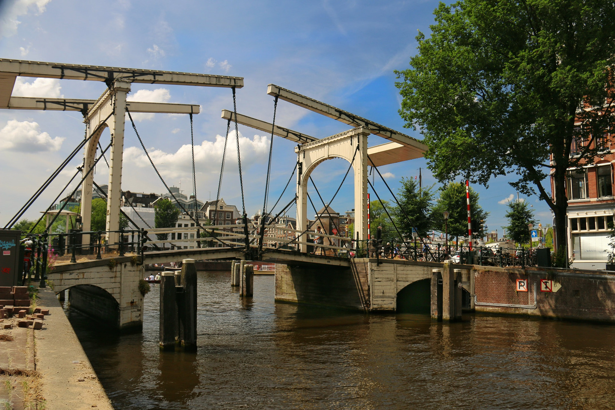 Canon EF-S 18-200mm F3.5-5.6 IS sample photo. Drawbridge-zugbrücke in amsterdam, netherlands photography