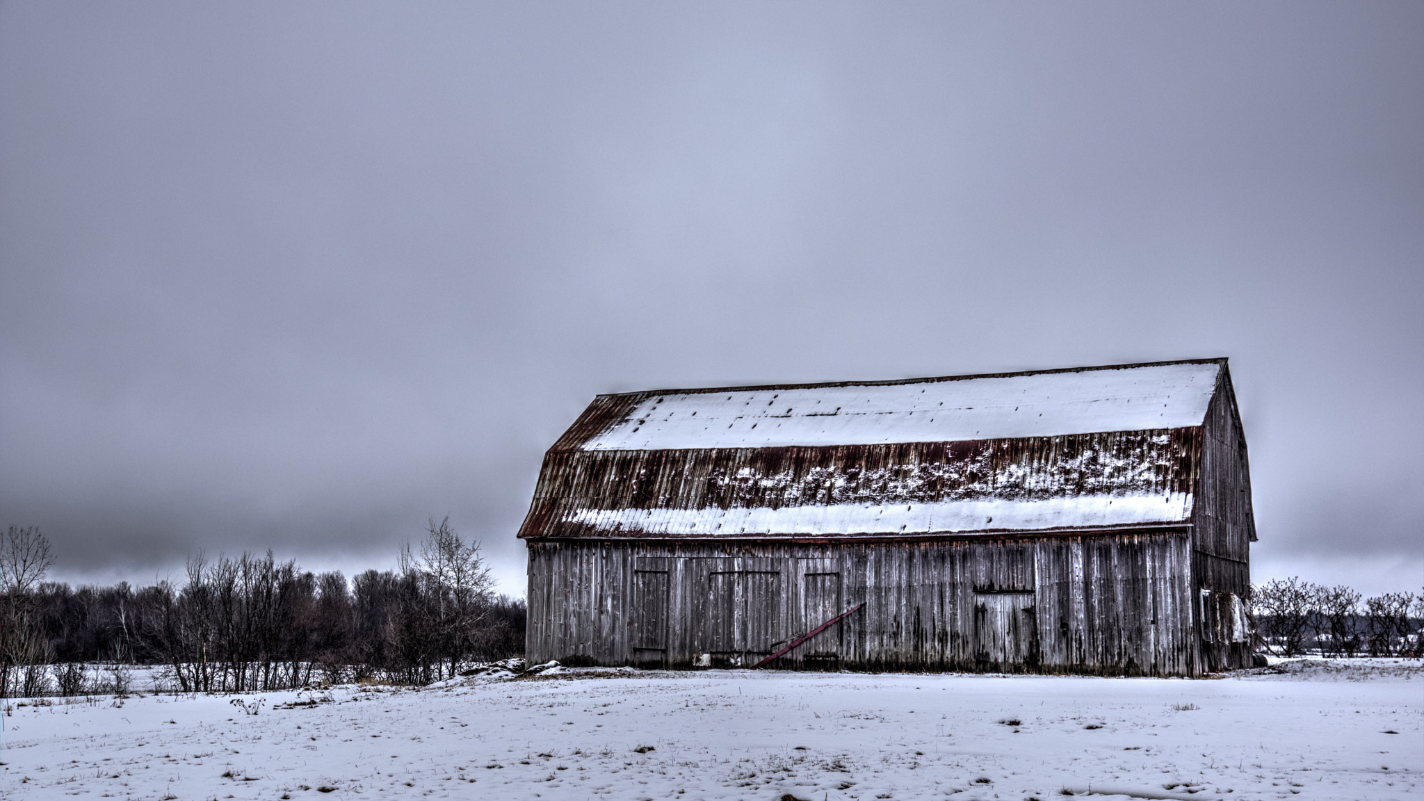 Sony DT 16-105mm F3.5-5.6 sample photo. Winter old barn photography