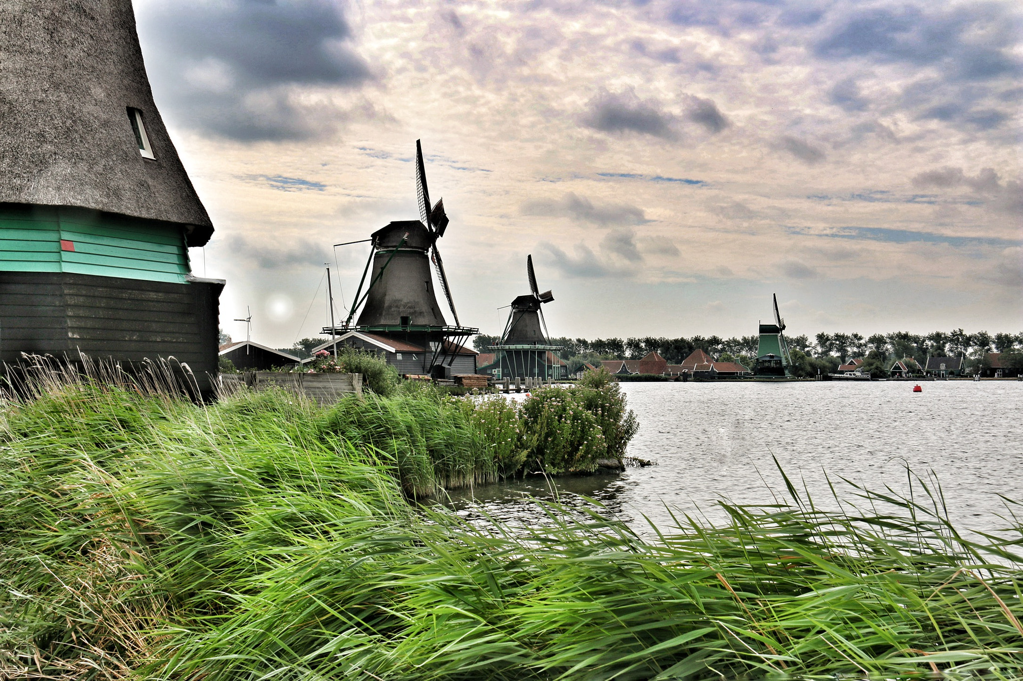 Canon EOS 70D + Canon EF-S 18-200mm F3.5-5.6 IS sample photo. Zaandam, netherlands - windmill outdoor museum photography