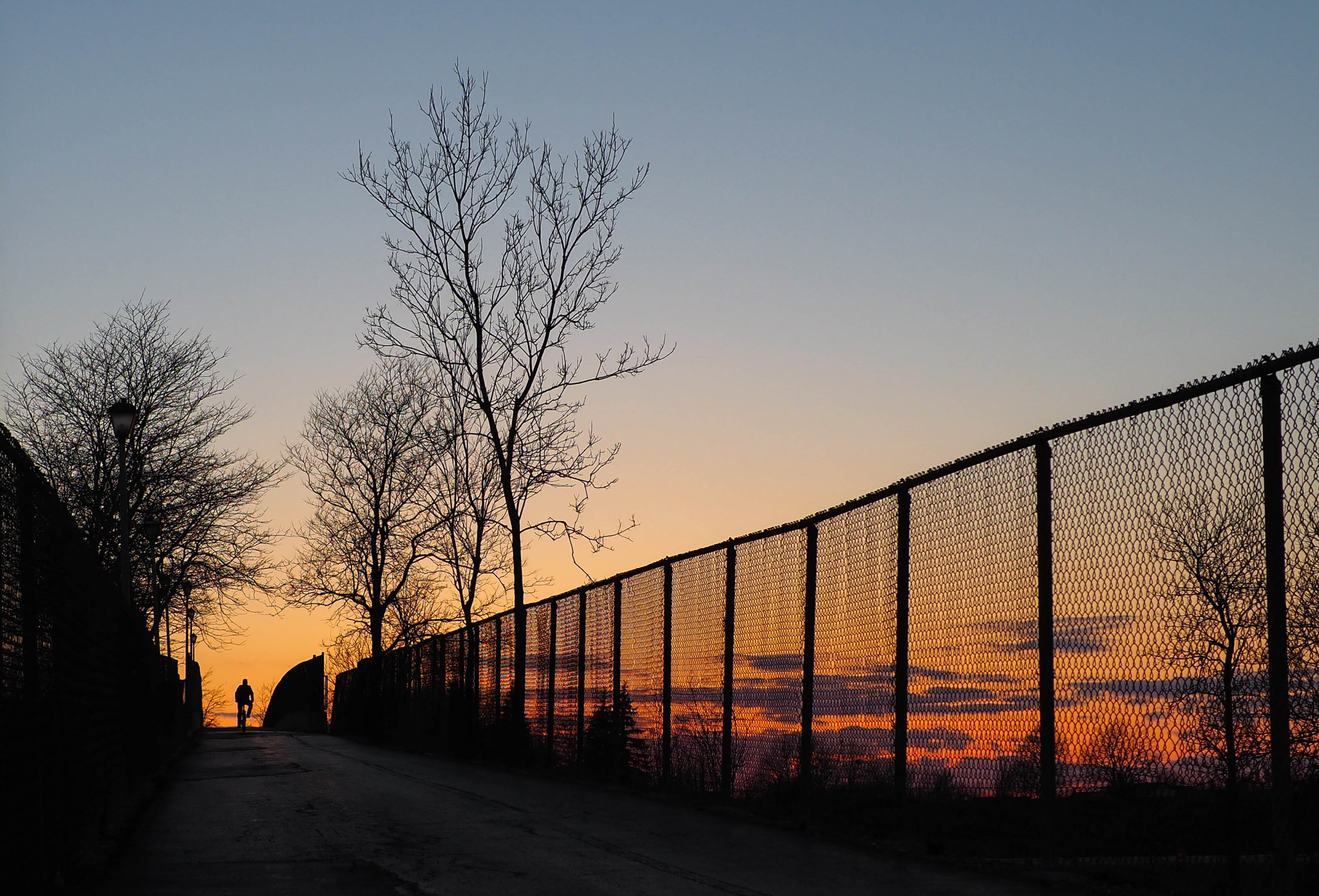 Olympus OM-D E-M5 II + Panasonic Leica DG Summilux 25mm F1.4 II ASPH sample photo. Biking at dusk photography